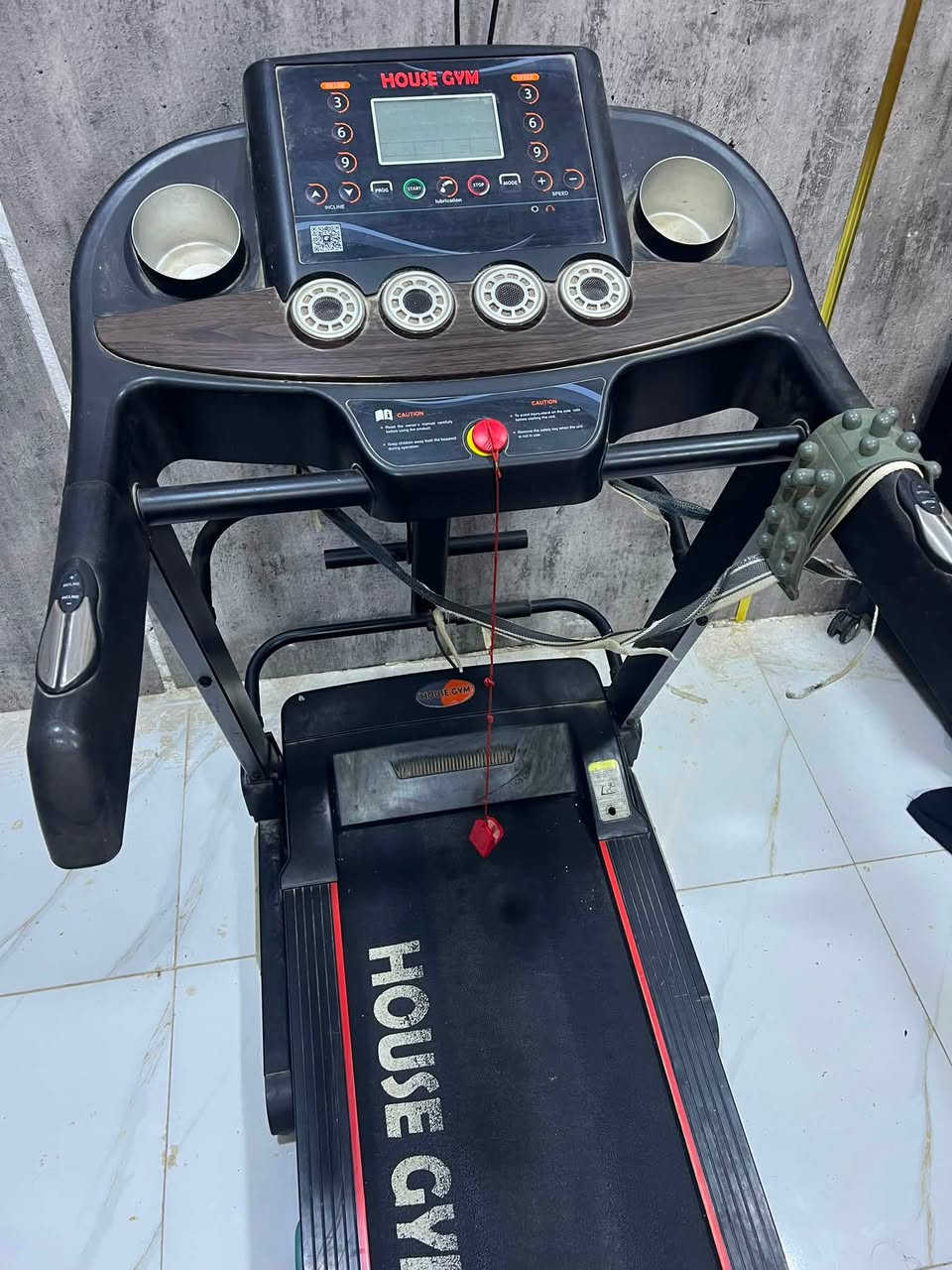 � للبيع جهاز مشي كهربائي (Treadmill) HOUSE GYM 🔥

جهاز مشي كهربائي منزلي بحالة جيدة، مناسب للمشي والرياضة اليومية وخسارة الوزن.
يحتوي على شاشة رقمية لعرض معلومات التمرين مثل الوقت والسرعة والمسافة والسعرات الحرارية، مع أماكن لوضع قناني الماء
فرصة ممتازة لمن يرغب بممارسة الرياضة في المنزل وحرق السعرات وتحسين اللياقة البدنية.

✅ شاشة رقمية لعرض السرعة والوقت والمسافة والسعرات
✅ سرعات متعددة
✅ مفتاح أمان
✅ مناسب للمشي اليومي وخسارة الوزن
✅ بحالة جيدة وجاهز للاستخدام
✅ يعمل بشكل جيد
✅ مناسب للاستخدام المنزلي
✅ يحتوي على برامج وسرعات متعددة

💰 السعر: 250 ألف دينار عراقي فقط

📞 للتواصل:خاص


**إذا كنت صاحب هذا الإعلان وتريد حذفه لأي سبب، رجاءا أرسل رسالة إلى الدعم الفني**