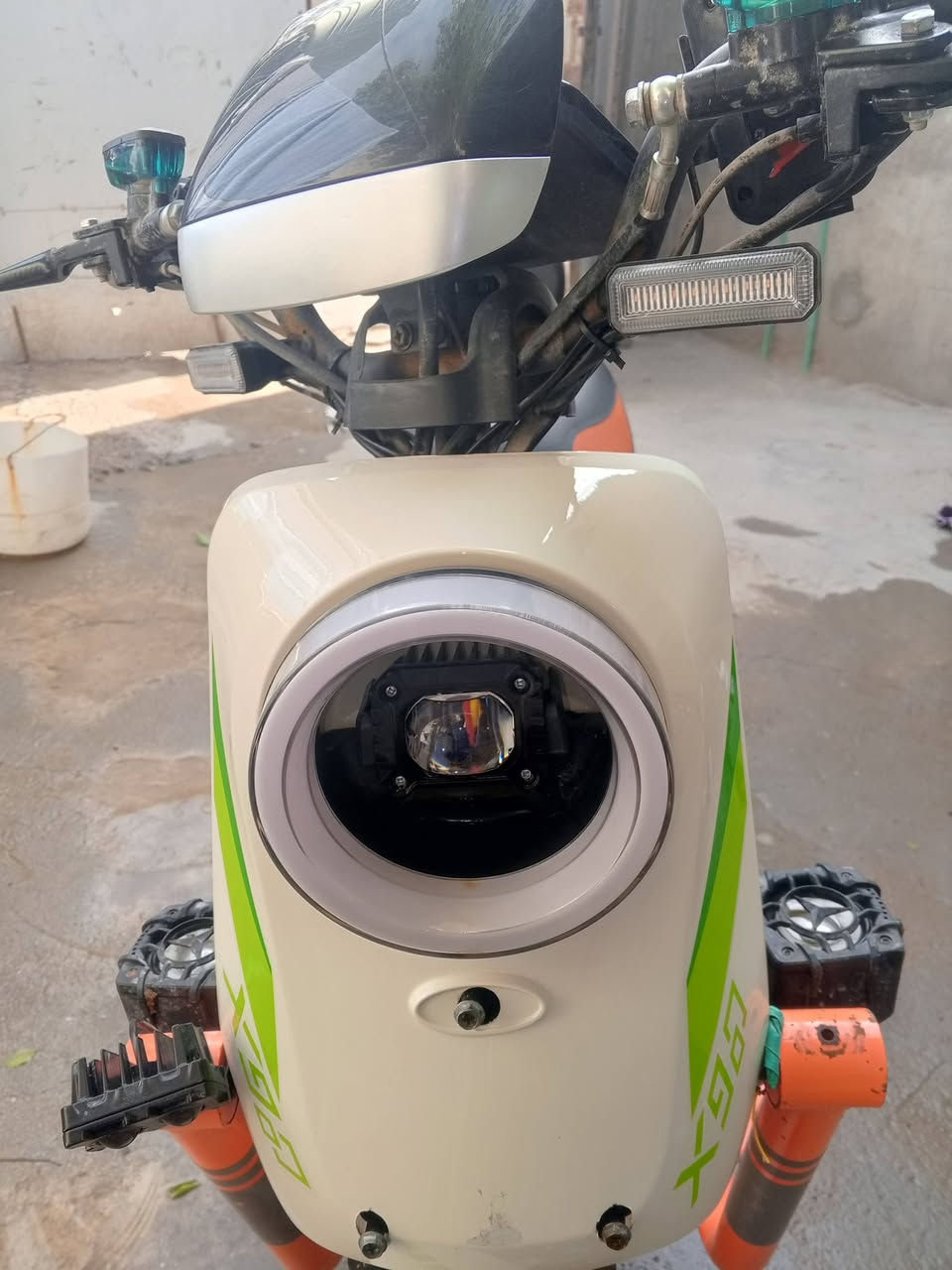 سلام عليكم شباب دراجه شحن اكس99ميه دراجه حلوه ملف2000 ومرتبه بطاريات20جدد لون ابيض وبيه صد صندوق وانا فلته موديل 2025دراجه نضيفه بس انه ماقسله كلشي شغال بل دراجه سعر 450وبيه مجال الرقم***********
