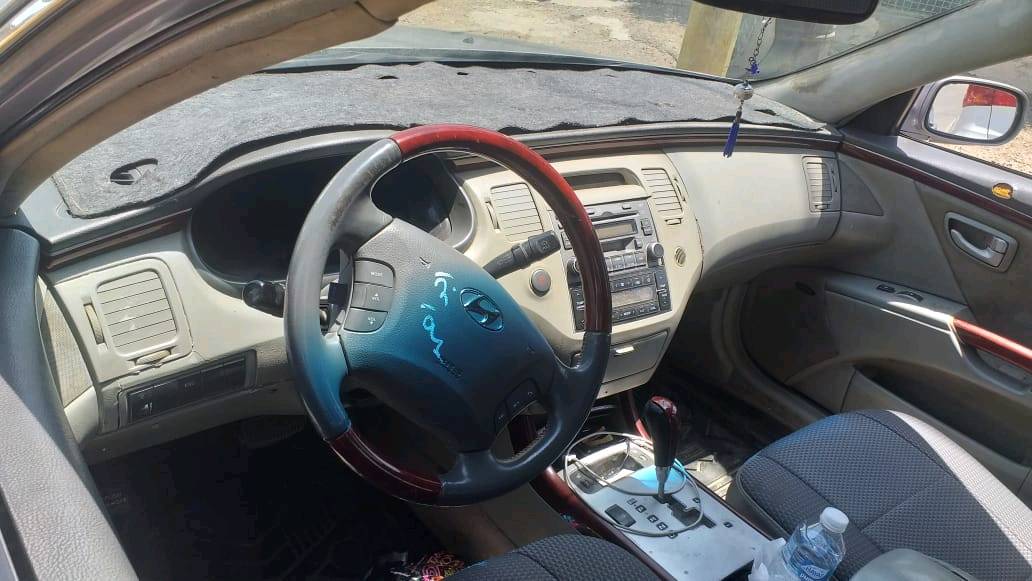 السلام عليكم ورحمه الله وبركاته بيع سريع
سياره هونداي ازيرا 
اللون رصاصي 
المحرك ٣٨٠٠
السياره كما هي موضحى في الصور 
للاستفسار واتساب 
***********