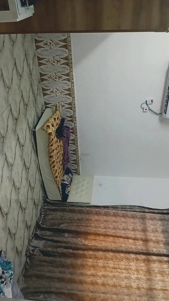 بسم الله الرحمن الرحيم 
بيت ٩٠ م واقع حال ١٠٠ م مربع طابقين 
 سند ٢٥ طابو زراعي ملك صرف 
  يحتوي على
الطابق الأرضي 
 غرفة نوم  واستقبال ومطبخ كبير وحمام وتواليت  ومنور 
الطابق الاول
غرفتين نوم وصاله وصحيات ومنور 
الطبق الثاني 
بيتونه وسطح .
خدمات كامله( كهرباء ،ماء ، تبليط ، ومجاري .
الموقع الشعب السريدات مدخل منصور الركابي بداية المربع الأول. 
وجه المنطقه على الشارع التجاري . يعني يصلح للسكن او للاستثمار .
السعر ١٣٠ مليون وبي مجال
 للاستفسار الاتصال  ***********
او واتساب
