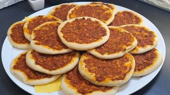 ”
* “معجناتنا تنخبز بحب، والطبخ بطعم يرد الروح”
* “كبب ذهبية وطعم ما يتكرر 😋”
* “من مطبخنا لسفرتكم… ألذ الأكلات”
* “إذا الجوع حچي… إحنا عدنا الحل 🍽️”
* “أكلات بيتية، معجنات طازجة، وكبب تذوب بالفم”
* “ريحة المعجنات تكفي تجيبك 😍”
* “طعم يخلّي الزبون يرجع مرة ومرتين”
* “كلشي طازج… وكلشي بحب”
* “طبخ وكبب ومعجنات… لأن المزاج يريد شي طيب”
* “نكهات عراقية أصيلة بكل صينية”
* “من أول لقمة تعرف الفرق”
* “سر الطعم؟ شغل بيت ونفس طيب”
* “أطيب كبب ومعجنات للّمة الحلوة”
* “مو بس أكل… تجربة طعم كاملة


**إذا كنت صاحب هذا الإعلان وتريد حذفه لأي سبب، رجاءا أرسل رسالة إلى الدعم الفني**