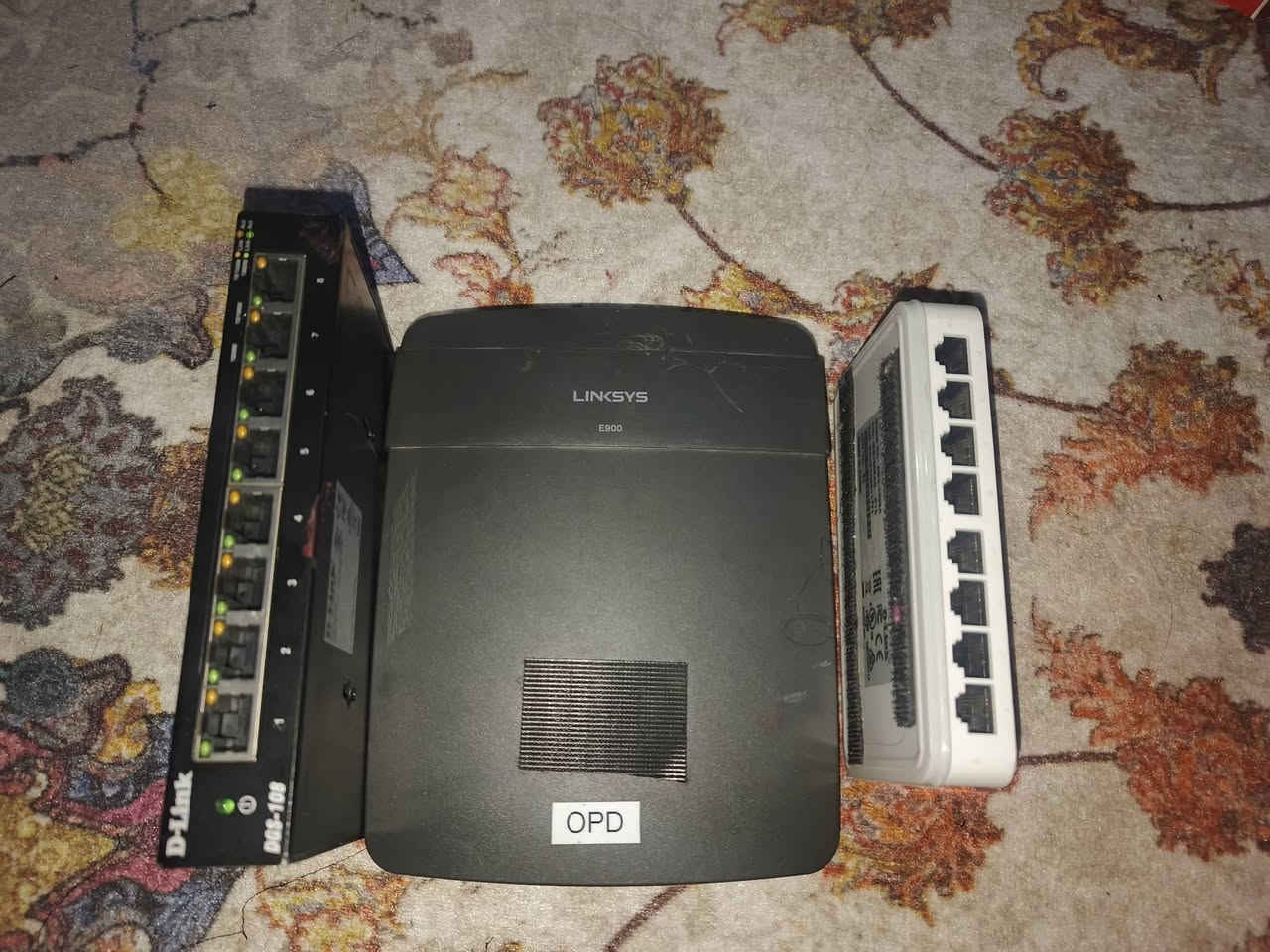 وجبة أجهزة شبكات متكاملة (Linksys + D-Link Gigabit) بحالة ممتازة
​الوصف:
للبيع مجموعة أجهزة شبكات نظيفة جداً وكاملة مع كافة محولات الطاقة (الشواحن) الأصلية، تتكون من:
​سويتش D-Link DGS-108: (8 منافذ) هيكل معدني، يدعم سرعة Gigabit 1000Mbps، مثالي للألعاب وكاميرات المراقبة والشركات.
​راوتر Linksys E900: راوتر لاسلكي معروف باستقراره وقوة أدائه لتوزيع الإنترنت المنزلي.
​سويتش توزيع إضافي: (8 منافذ) لتوسيع الشبكة في غرف إضافية.
​الحالة: مستعمل نظيف جداً وشغال 100%.
​الملحقات: كافة المحولات الكهربائية متوفرة.


**إذا كنت صاحب هذا الإعلان وتريد حذفه لأي سبب، رجاءا أرسل رسالة إلى الدعم الفني**