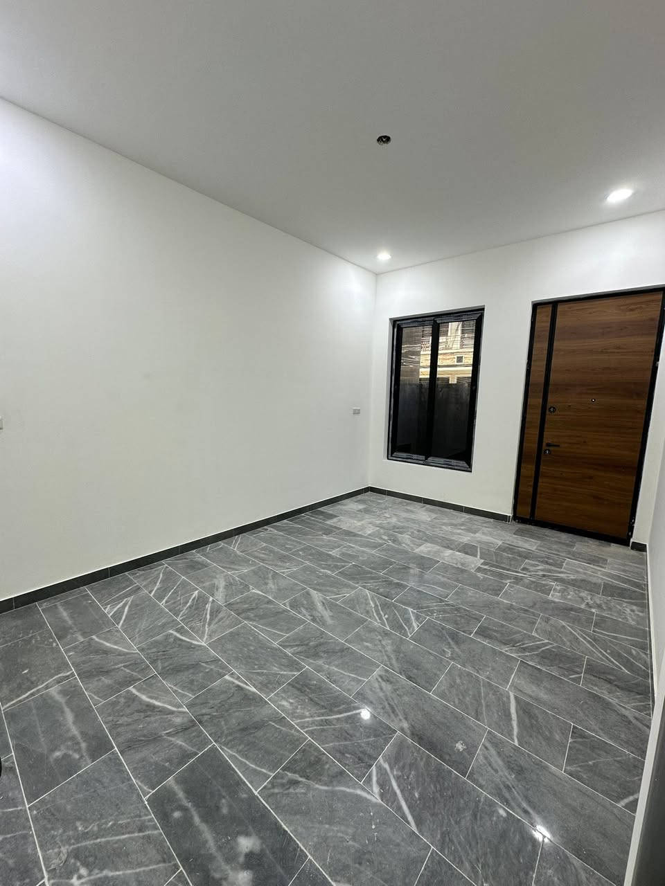 🏡 دار 100 متر حديثة (صفر) للبيع - بناء ٢٠٢٦ درجة اولى 🏡

طابو ملك صرف 

المساحة 100 متر واجهة 5 والنزال 20 
3 غرف نوم كبيرة

 حالة الدار: صفر (جديدة كلياً وغير مسكونة نهائياً).

خريطة الدار جدا مرتبة وخدمية

الموقع: بغداد الكرخ - حي الجهاد قرب مجمع النسيم

منطقة حديثة وهادئة 

📌 المواصفات :
♦️باب مدخل الاستقبال : قاصة تركي ثقيل 
♦️باب المدخل الثاني : المنيوم ثقيل G60 دبل جام CNC
♦️الشبابيك : المنيوم تركي الوجه سلايد 
♦️الارضية :مرمر تركي وبايات الدرج مرمر تركي 
♦️الابواب الداخلية : تركي MDF
♦️الصحيات : مغسلة وغربي تعليك 
♦️منظومات كاميرات
♦️تأسيس الكهرباء: الفنار السعودي 
♦️تاسيس الصحيات: الامل الشريف 
♦️الواجهة: الواح بورسلاين 

 🏡الطابق الارضي:
مدخلين منفصلين 
استقبال
صالة
صحيات 
غرفة نوم كبيرة

🏡الطابق الاول :
غرف نوم كبيرة عدد 2
حولي كبيرة 
مكان غسالة 

🏡الطابق الثاني:
بيتونة كبيرة 
مكان غسالة
سطح عدد 2

📞 للاستفسار:
الاتصل على الرقم: ***********

#دار_بيت_للبيع_100متر_بيوت_عقار_عقارات_بغداد_العراق_منزل_طابو
