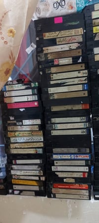 اخواني عندي ٢٠٠ اشرطا فيديو للبيع سعر واحد الف دينار افلام عربي أمريكي...