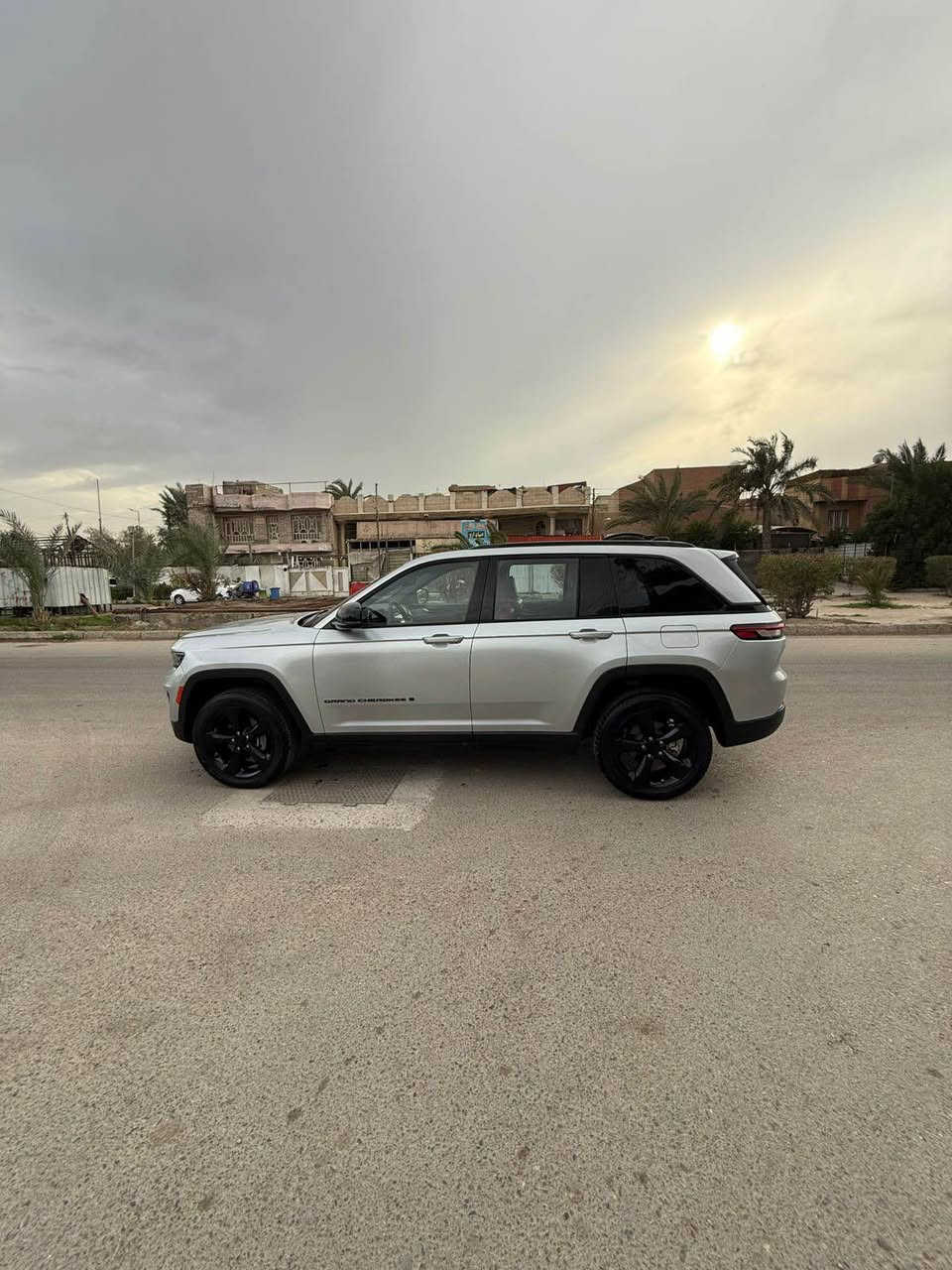 سلام عليكم اخوان 
جيب بلاك توب 2023 رقم بغداد 
ماشيه ٣٣ بدون ايرباك السياره 
فول مواصفات ما عدى الفتحه 
معروفه مواصفات السياره فول 
حادثها موضح بالصور السعر 295  وبيها مجال ان شاءالله مكان السياره بغداد البنوك *********** بغداد, العراق
