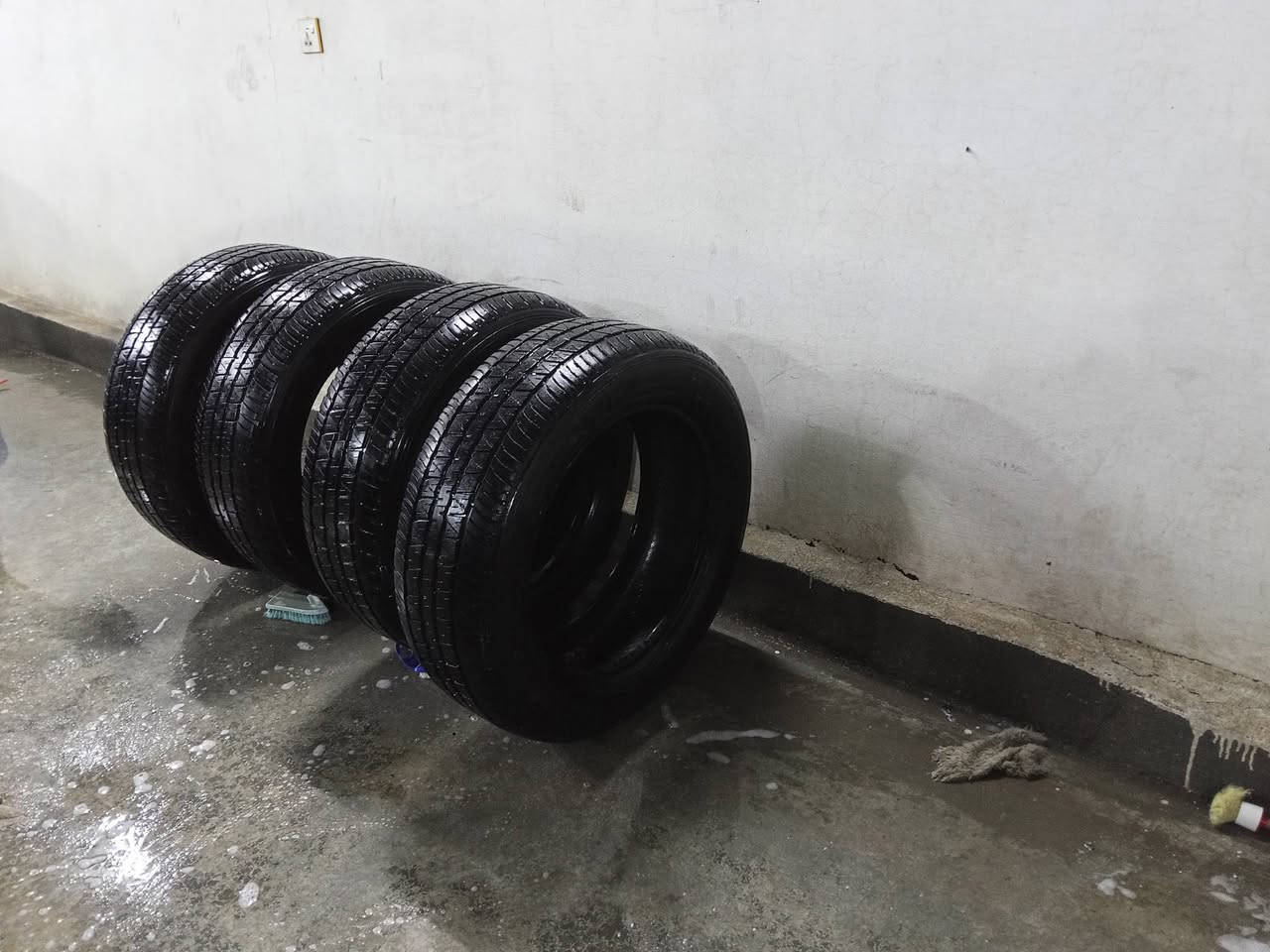 يابه عدنه تايرات نظافتهن ٧٥ماجكساره ابع تايرات على الفحص مابيهن اي فتيله لاتصال ***********السعر ٢٥٠الف
