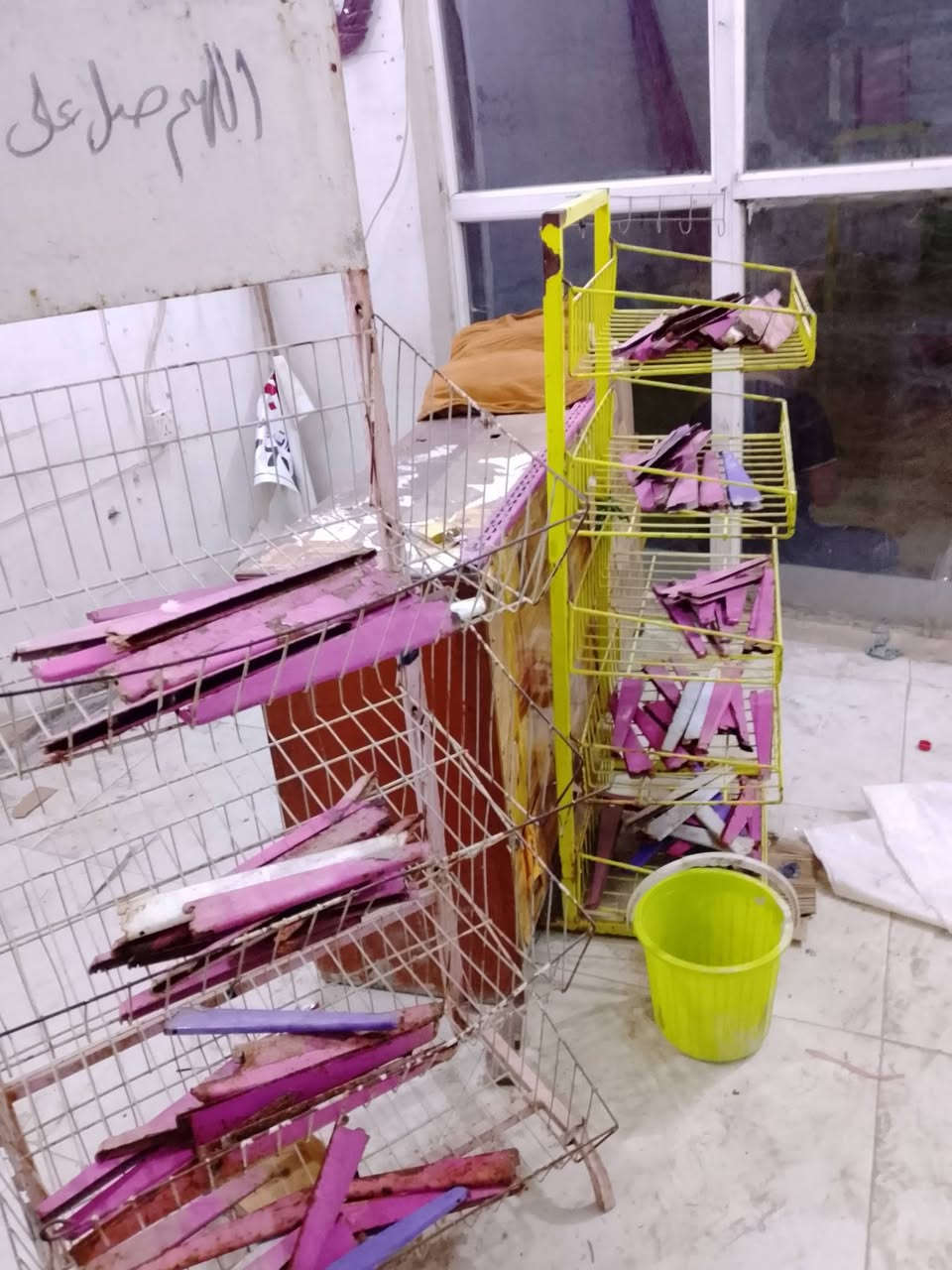 للبيع 50 رف مع الحمالات والمساطر+ سلات عدد 2 
السعر 50 الف 
بغداد حي النصر ‏‪***********‬‏
