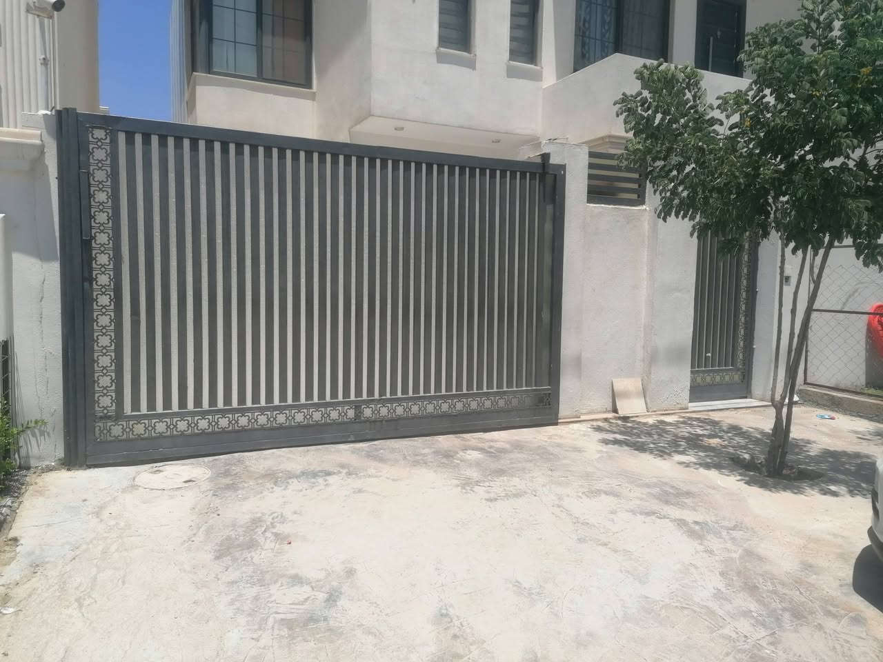 باب حديد خارجي سلايت+الخدمي مستعمل نظيف للبيع
*********** كركوك
