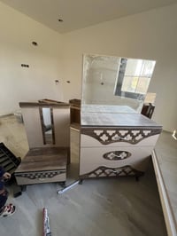 ميز تواليت مع ميز جربايه عدد 2بس نقصهم جربايه ام نفر سعرهم 100وبيهم مج...