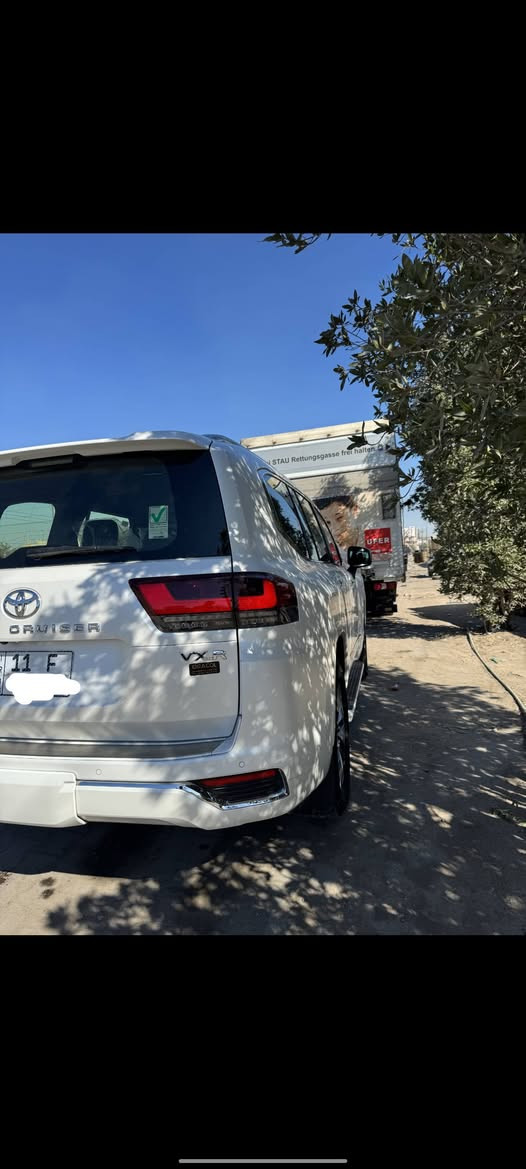 سلام عليكم لاندكروز VXR موديل 2023 فولل مواصفات باب شفط داتا شو فول الفول السياره ضمان ساز وماشيه 80 ألف ومغلفه ppf وكفاله عامه من شخط مكاني بصره رقم بغداد ***********
