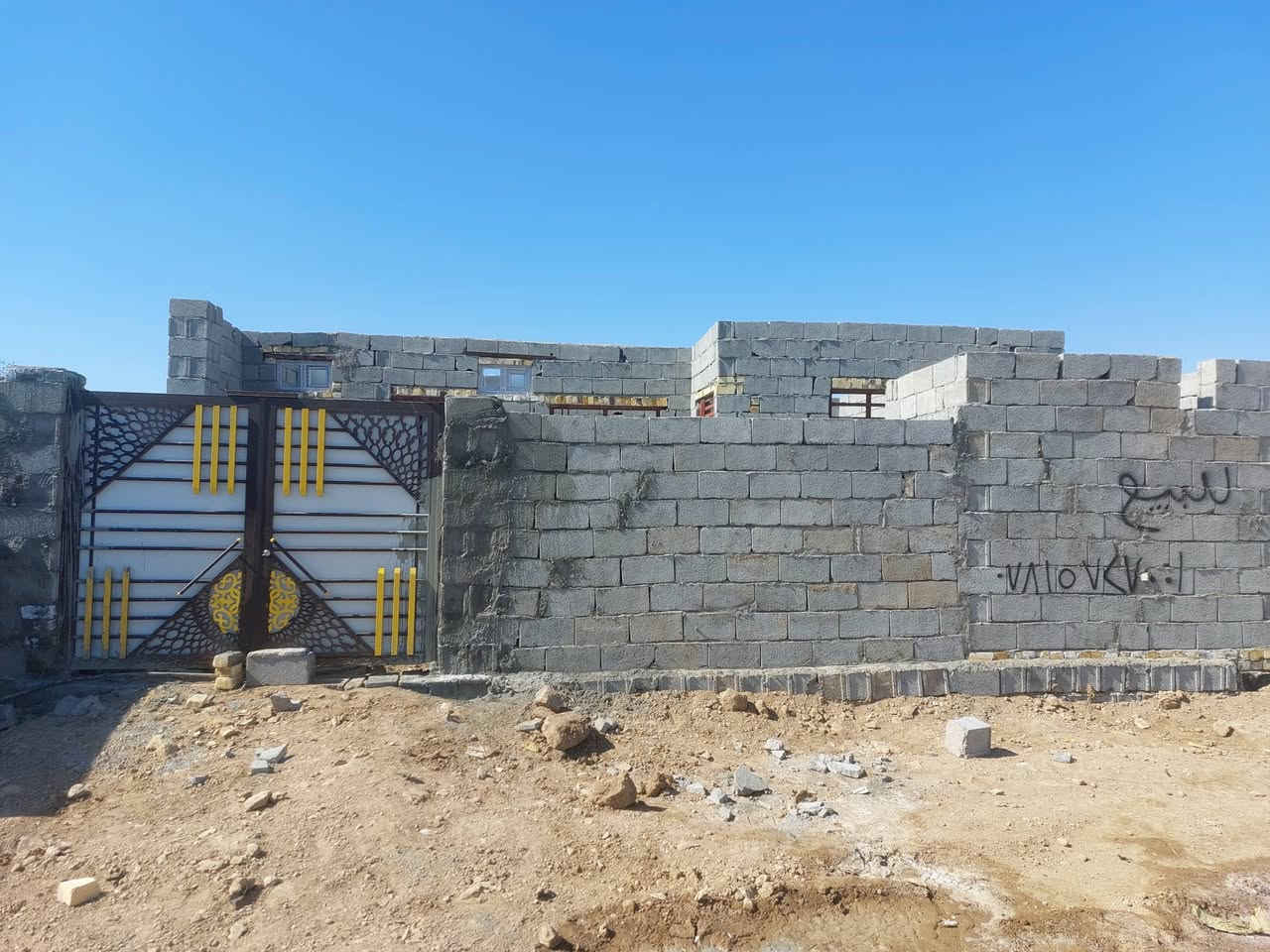 السلام عليكم 
هيكل 200 متر بحي المنتظر قرب جسر الدجيلي جهة السفحه
مسجل بالبلديه قريب على المطور العقار وعلى شارع العام  بتلو طابوق ارتفاع متر ملبوخ ومزفت ومدفون شبابيك وبيبان فول ثقيل المنطقه قريبا يبلشون بالمجاري وشقل الشوارع بالعافيه على الياخذه
***********
