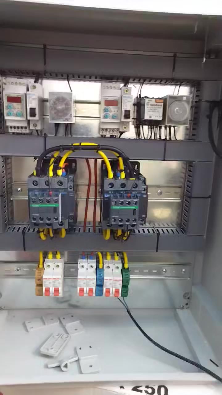 تم بعون الله نصب بورد لاحد الاخوه في منطقه حي العامريه مقابل المجمع السكني شركه ايريكا للمطابخ الإيطالية والاثاث المنزليه البورد عباره عن خطين تحويل بنظام الا ats   حار بارد منفصل الكوتكترات من شركه شانت والفيزا فلر تركي مستعدون لعمل وصيانه جميع انواع البوردات المنزليه واضافه جميع انواع الحمايه للمنازل والمحلات متواجد ٢٤ ساعه بغداد الرصافه للاتصال *********** أو *********** يوجد واتساب صوره ومقاطع فيديو مع التقدير
