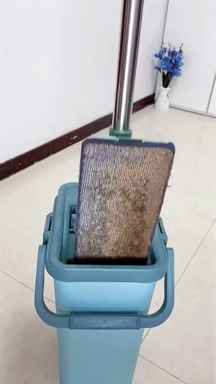 ودّعي عصر الممسحة بيدج… وخلي التنظيف يصير أسهل وأسرع! 🤩

✅ الاستخدامات

• تنظيف جميع أنواع الأرضيات (السيراميك، الرخام، الجرانيت، والباركيه).
• تنظيف الجدران، الزجاج، وحتى الأسقف بسهولة.
• توصل تحت الكنبات، الأسرة، والأماكن الضيقة بدون تعب.

⭐ المميزات

💧 نظام غسل وعصر ذكي
دلو مزدوج بخانة للغسل (Wash) وخانة للتنشيف (Dry)، ينظف ويعصر الممسحة بدون ما تلمسينها بيدج.

🔄 رأس دوّار 360°
يوصل لكل الزوايا والأماكن الصعبة بكل سهولة.

🧽 قطعة مايكروفايبر عالية الامتصاص
تشيل الغبار، الأوساخ، الشعر، وتمتص السوائل بكفاءة عالية.

🛠️ عصا ستانلس ستيل قابلة للتعديل
خفيفة، متينة، ومريحة بالاستخدام، مع فتحة تصريف أسفل الدلو لتفريغ الماي بسهولة.

📦 تصميم عملي
تنخزن الممسحة داخل الدلو بشكل عمودي حتى توفر مساحة بالبيت.

📦 محتويات الصندوق

✔️ دلو ذكي بخانتي الغسل والتنشيف.
✔️ عصا ممسحة قابلة للتركيب.
✔️ قاعدة ممسحة مسطحة.
✔️ قطعة مايكروفايبر.

🎨 الألوان المتوفرة

الرمادي والابيض

📏 القياسات

• أبعاد الكرتون: 65 × 25 × 35 سم.
• قاعدة الممسحة: 40 × 20 × 17 سم.
• أبعاد الممسحة: ارتفاع 130 سم | طول 34 سم | عرض 13 سم.

💡 نصيحة: اغسلي قطعة المايكروفايبر وجففيها بعد كل استخدام حتى تدوم فترة أطول. حلة, بابل


**إذا كنت صاحب هذا الإعلان وتريد حذفه لأي سبب، رجاءا أرسل رسالة إلى الدعم الفني**