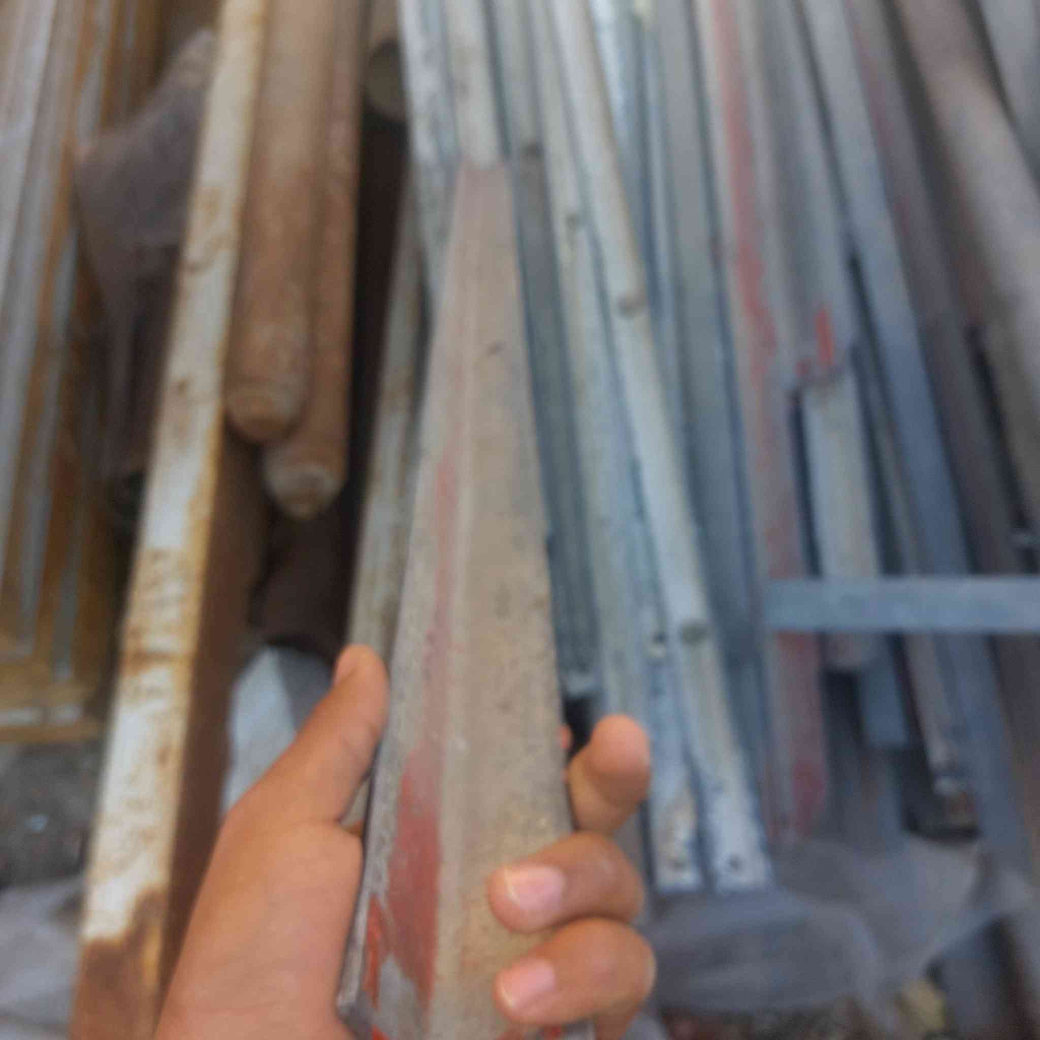 سلام عليكم منرخصت مدير الكروب تم وصول وجبة 
*********** 
زاوية مغلون العدد ٢٠٠قطعة الطول متر ١٥ سانتيم
المكان بغداد مدينت الصدر شارع الفلاح
