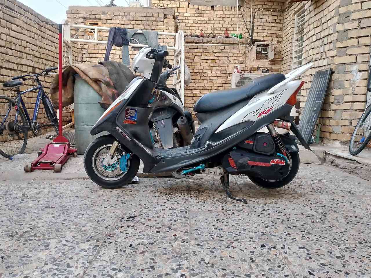 سلام عليكم ماكس للبيع دراجه حلوه وجاهزه بيها تزويد وياله نجمه دبلات امامي خلفي اصلي وبيها بعد غراض مثل ما موضح بل صور تايرات جدد عدك كفرات تجاري مرتبات مكينه،55 شاصيها مصبوغ وردي سوادات ملح  سعرها 825 وبيها مجال بسيط حك الجيه ***********

