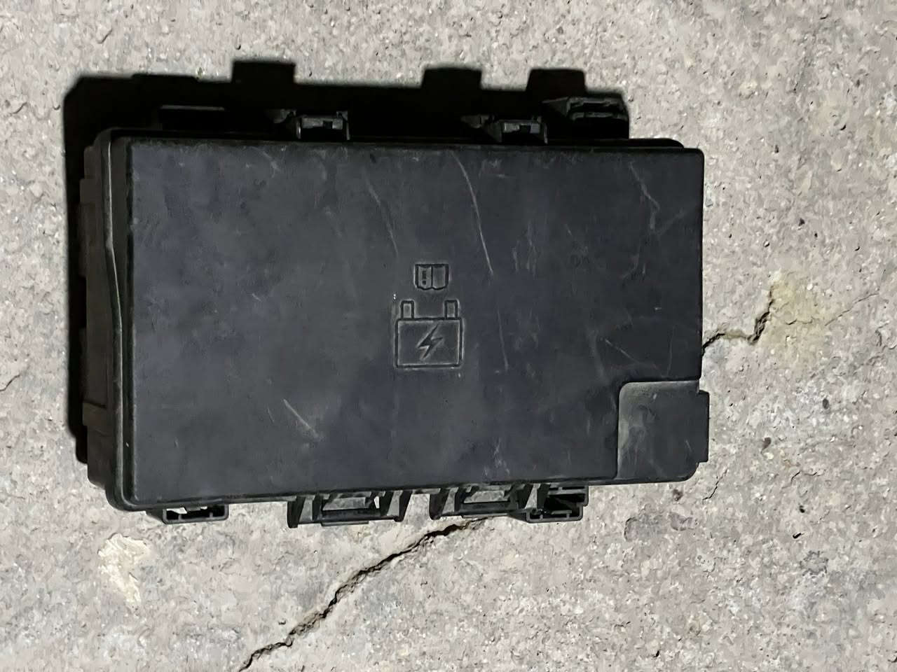 قاعدة فيوزات جيب + دورنكو من 2014 لحد 20 اصليه مال تفصيخ كامله هيه والكتفات والفيوزات السعر 200 الف ***********
