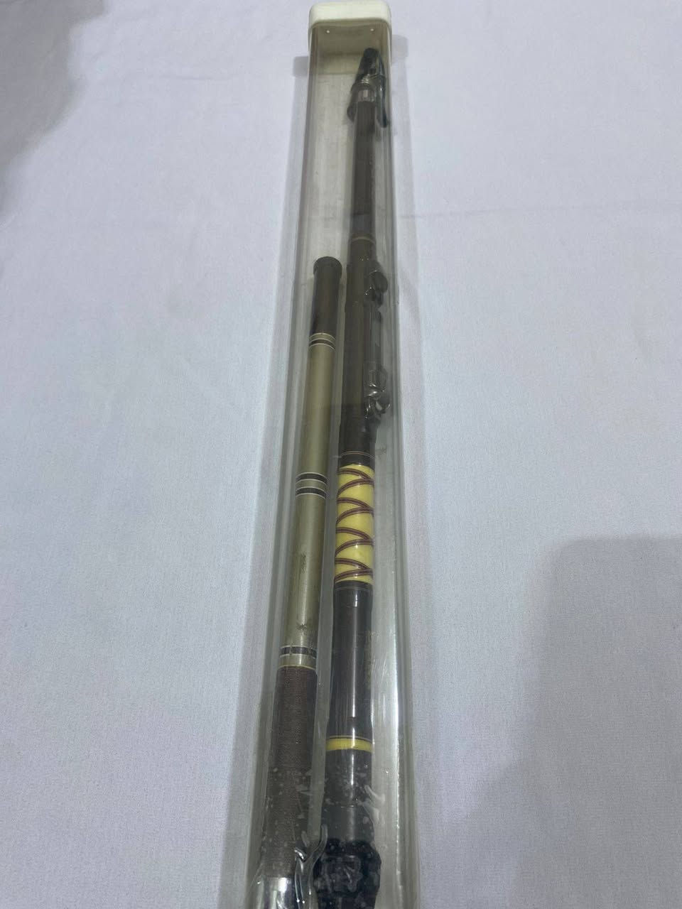 اللهم صل على محمد وال محمد
السعر   ٢٠ ألف عراقي
قصبه + إفلات 
تحفه من التحف الكوريه🐟🐠🎣🇰🇷🇰🇷
 القصبة من النوع التلسكوبي (التي تسحب) وهي من الماركات المعروفة عالمياً (دايوا)، وإليك التفاصيل المختصرة
​التفاصيل الفنية
​ قصبة دايوا (Daiwa) تلسكوبية - موديل "الريح الشرقية" (تفسير الرموز المكتوبة باللغة الآسيوية).
​المنشأ (الصناعة): مكتوب عليها بوضوح Made in Korea (صنع في كوريا)، وهي صناعة ممتازة وتعتبر الدرجة الثانية بعد الياباني مباشرة من حيث الجودة والمتانة.
​الطول: هو 2.70 متر (أو 270 سم)، وهو طول مثالي للصيد من القوارب أو الشواطئ القريبة.
​الصلابة (الرقم 1) إلى أن القصبة ذات "أكشن" ناعم إلى متوسط، مما يجعلها حساسة جداً ومرنة، وهي مثالية لصيد الأسماك الصغيرة والمتوسطة (مثل الشبوط، البني، والكاراسي).
​المواصفات الإضافية
​نوع القصبة: قصبة تلسكوبية (سلايت) تتميز بوجود حلقات (Guides) خارجية، مما يسمح باستخدام بكرة (ماكينة) صيد معها.
​التصميم: الغلاف الخارجي والمقبض يوحي بأنها إصدار كلاسيكي متين، وتتميز بمرونة عالية في "اللافات" (القمة) لامتصاص ضربات السمكة❤


**إذا كنت صاحب هذا الإعلان وتريد حذفه لأي سبب، رجاءا أرسل رسالة إلى الدعم الفني**