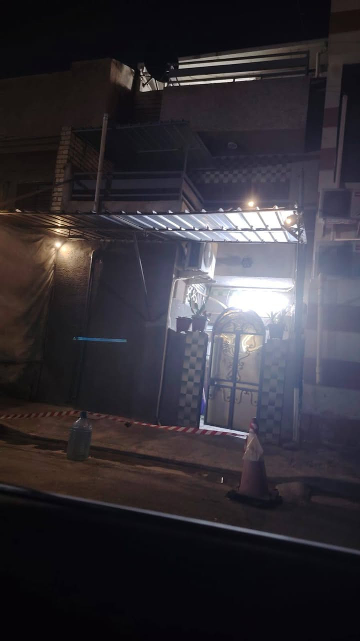 السلام عليكم مشتمل للايجار  المنصور حي دراغ مساحه 60متر  مربع مستقل تماما بكل الخدمات والبناء طابقين ونص للعوائل فقط فقط عائله صغيره يحتوي ع الارضي صاله كبيره ومطبخ وخدمات الطابق الاول غرفتين نوم وبلكونات عدد 2الطابق الثاني بيتونه وسطح يوجد في المشتمل كيز ر مع سبلت 2طن وماطور ماء وثريات ومروحه سقغيه وهيتر حمام وصحن ستالايت للتواصل وات ساب *********** اني صاحب الدار ملاحظه ....الدار يتم اخلائه في 1/2/2026 يوجد تصوير فديو كامل للبيت
