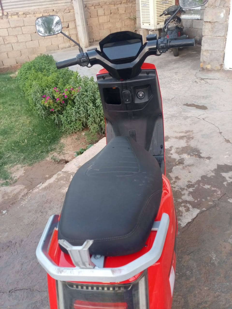 السلام عليكم دراجات للبيع وحده بطح وحده شحن اوراق كامله بأسمي تحويل  البطح سعره مليون وربع والشحن ٧٥٠ ومكفولات كفاله عامه وعلى الفحص التواصل على الرقم بي واتساب *********** ابوغريب الشهداء
