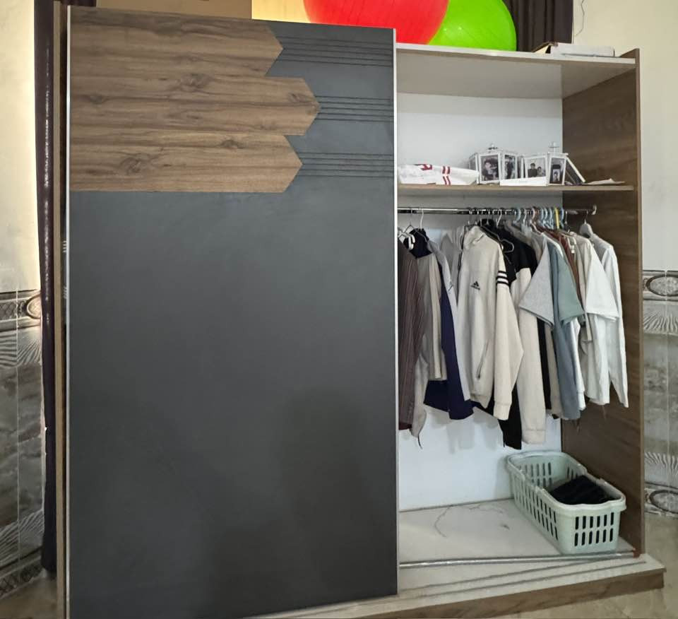 السلام عليكم من رخصة الادمن غرفه  نوم تركي مكونة من كنتور الارتفاع 2متر العرض 220 +جربايات2 /  الطول 2 متر العرض 90 + ميز تواليت الارتفاع 140 العرض 90 /مابيه شي فقط الكنتور يحتاج تركيب /للبيع مستعجل مكاني البصرة السعر 200 مستعجل للاستفسار الرقم ***********
