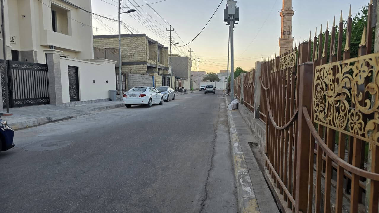 السلام عليكم
بيت للبيت حي المعلمين ٢ قرب جامع سيدنا سعد 
المساحه ٢٤٠م
واقع الحال ٢٦٤م
البيت ركن مقابيل حديقه خضراء 
يتكون من 
٣ فرفة نوم ومطبخ وصاله واستقبال 
للاستفسار 
***********
