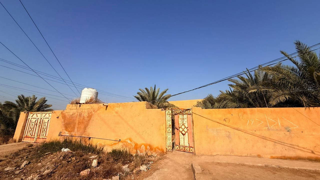 للبيع منزل سكني
المساحة: 1000 متر مربع

يحتوي على:

 • 3 غرف نوم

 • مطبخ

 • صالتين

 • ديوانية مستقلة

 • كراج سيارة

المنزل واسع ومناسب للسكن العائلي، موقع هادئ وخدمات متوفرة.

للاستفسار الاتصال على الخاص أو على الرقم:منزل سكني للبيع على طريق الساجت مقابيل أبو أحمد العتابي وبيت سيد سلطان المساحة أكثر من الف متر يتكون من ثلاث غرف وصالتين وديوانية ومطبخ وطارمة وحديقة داخل البيت بيها 8 نخلات . وصحيات داخليه وخارجية مع مساحة بستان تقريب الف متر وبيها اكثر من 15 نخلة .. وساحة امامية للبيت للتواصل ***********
