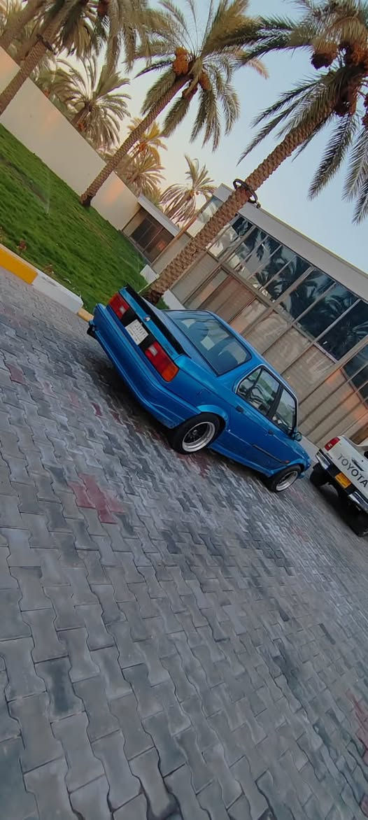 سلام عليكم
E30 1990 
السياره ما تتقارن بل مهجومات متعوب عليه كلش وما ناقصه اي شي كله كامله 
مكينه كير 25 مسكر /كير نمره كصيره 
داخل جديد كله 
صدر امامي خلفي كله جديد 
شااشه اعطال كله شغاله 
تبريد ثلج تجي تشوف بعينك 
جام كهرباء كله شغال 
اناره داخليه كله شغال 
بيعته لغرض العمل 
سعره ٥٨ وبيه مجال 
***********
