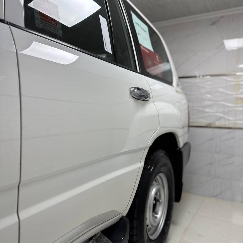 تويوتا لاندكروزر 2006 مواصفات (G) الواحد في العراق
120,000 كم حقيقي (كلين تايتل) "
تسجيل أول مرة، السيارة يد واحدة من الشركة
بدون صبغ – بدون برد – 
بدون حوادث – بدون خدوش – 
بدون أي فتح أو تصليح، دهان أصلي بالكامل
حتى القطع القابلة للفك بشرط أن لا تكون مصبوغة
تجليد بلادي تويوتا
الگير والمكينة غير مفتوحة وبراغيها لم تُفك
السبير لم يُنزل – 4 إطارات وجنوط دنلوب لوكي تحتها

🟦 السعر  _ الطلب في التعليقات سيأتي إليك مباشرة 
                  فقط على الصفحة مو على كروب

(3 مفاتيح وكالة موجودة) 
وجميع الملحقات على وكالة الشركة
سند البيئة لغاية 2031 جديد وباسمنا
دبل فلتر – هوك – 
مقود إيرباق، جلد المقود الأصلي ما زال موجود
الموقع: السليمانية

رقم المالك:
***********

