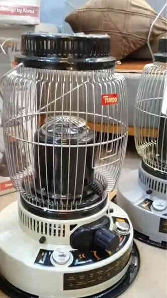 صوبة كيروسين توربو كبيرة XF-4400
الاستخدامات
تدفئة الغرف والمنازل في الأجواء الباردة بكفاءة عالية.
مناسبة للاستخدام داخل المكاتب والمحلات.
مثالية للرحلات والتخييم بفضل مقبض الحمل العلوي.
يمكن استخدامها لتسخين الماء أو الطبخ الخفيف عند وضع إناء على السطح العلوي.
المميزات
قدرة تدفئة قوية بنظام Super Turbo يوزّع الحرارة بسرعة في كامل المكان.
خزان وقود كبير سعة 6 لترات يمنح وقت تشغيل طويل دون الحاجة للتعبئة المتكررة.
مؤشر قياس وقود واضح لسهولة معرفة مستوى البنزين (كيروسين).
شبك حماية كامل حول الشعلة لزيادة الأمان ومنع ملامسة الحرارة.
سويتش أمان يفصل التشغيل تلقائيًا عند الاهتزاز أو السقوط.
فتحة تعبئة واسعة لسهولة تعبئة الوقود بدون انسكاب.
تصميم قوي ومتين بلون خمري معدني مقاوم للحرارة والاستخدام اليومي.
نظام إشعال يدوي سهل وسريع.
فتحات تهوية سفلية لتحسين احتراق الوقود وزيادة كفاءة الحرارة.
المواد:
الهيكل معدني بالكامل، مع خزان وقود معدني مقاوم للصدأ، وزجاج مقاوم للحرارة في منطقة الشعلة.
محتويات الصندوق
صوبة كيروسين توربو XF-4400
فتّاحة/سيفون تعبئة الوقود (مضخة يدوية لتعبئة الكيروسين بسهولة)
دليل الاستخدام
قدّاحة إشعال
فتيلة صوبة احتياطية عالية الجودة
إضافات السلامة (حسب التغليف)
الملاحظات
تعمل فقط على كيروسين نظيف لضمان أداء أفضل وعمر أطول.
يجب تشغيلها في مكان جيّد التهوية.
يُمنع تعبئة الوقود أثناء تشغيل الصوبة.
يُفضّل إبعادها عن الأطفال والأثاث القابل للاشتعال.
قياس الكارتون: طول 42 × عرض 42 × ارتفاع 60 سم
*********** سميل, دهوك
