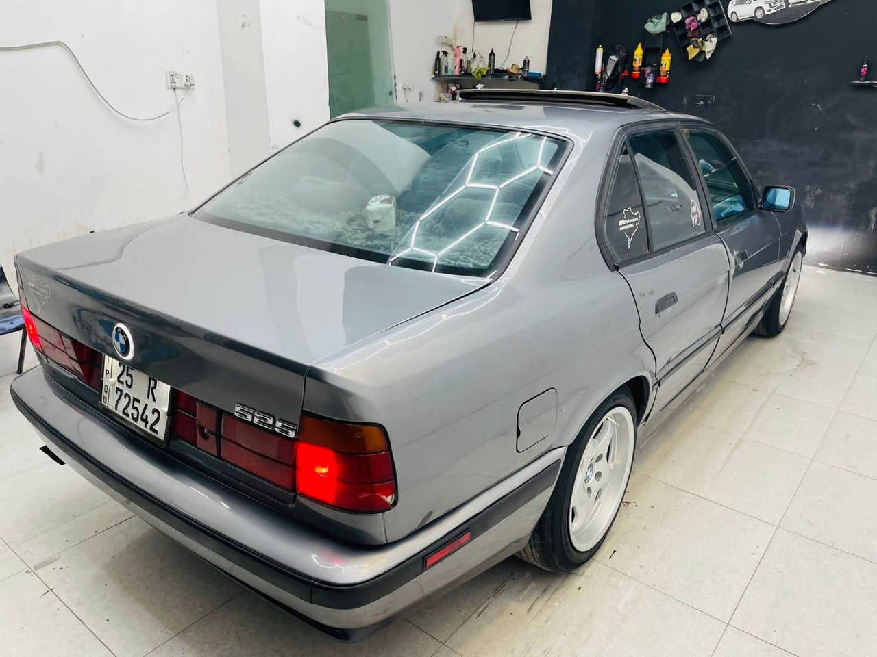 السلام عليكم 
BMW
موديل 1992 
محرك 525 
گير اوتو 
سلايت 
كشن جلد 
كشن كهربائي 
سنويه جديد لحد 2029 
رقم جديد 
تبريد ثلج شرط 
بدون ضرر 
كلشي شغال بي 
فول مواصفات 
مكان كركوك 
*********** كركوك, العراق
