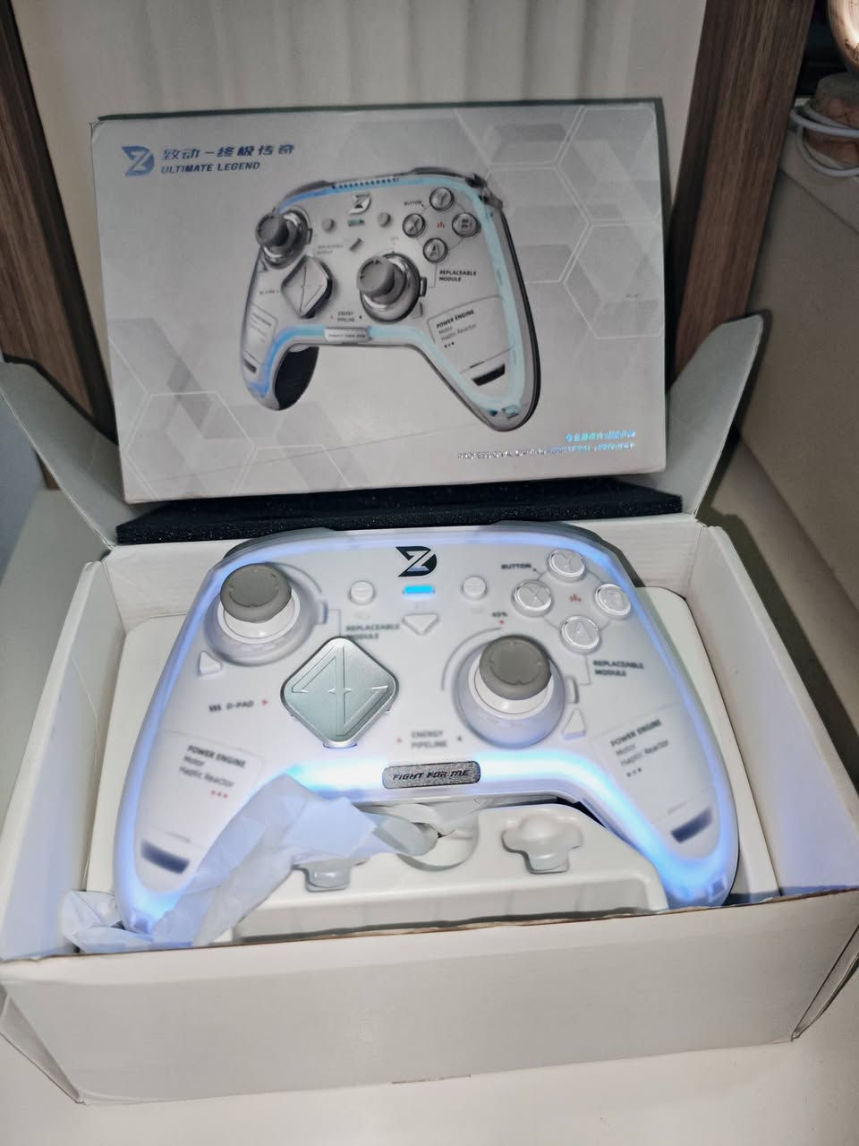 🎮 للبيع: يد تحكم الألعاب الاحترافية Ultimate Legend (موديل ZD-U28)
للبيع يد تحكم (جويستيك) احترافية بمواصفات عالية جداً وتصميم شفاف رهيب مع إضاءة RGB متغيره اكثر من لون مميزة، مناسبة جداً للاعبي الـ PC والموبايل والمنصات المختلفة 

نضفات الجوستك 100%100 بس مجرد مفتوحه من الكارتونه 

ملحقاته كامله مكمله مابيه اي نقص مثل ماموضح كدامك بصوره

جوستك غنيه عله التعريف 

السعر 55 بيها مجال بصيط

مكاني ابو غريب رقمي *********** وتساب يوجد توصيل لل مناطق المجاوره
