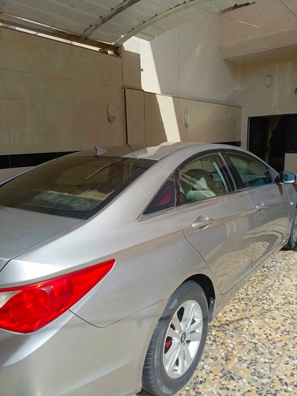 السلام عليكم هونداي سوناتا 2011  لون سلفري سياره نظيفه بمعنى الكلمه استخدام شخصي محرك 2000  تخم تاير محرك فوق الجيد كير حداديه تبريد كهربائيتها كلها شغاله بسمي لغايه نهايه 2029  شهر 12  يعني لغايه 2030 مصبوغه عام بسبب الجراد  السعر 117    رقم بصره  الجنينه الاتصال   ***********.   ***********
