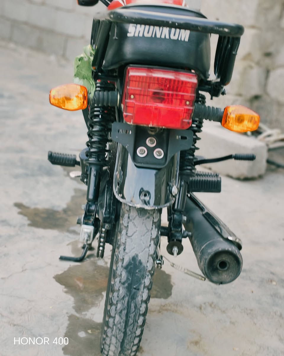 دراجه نوع shonkom
نضافة كدام عينك وشوف 
محرك جديد مملموس 
كهرائيات كله شغال 
موديل 2025 
سعر 900 الف بيها مجال للشراي
اوراق سكنر +مكاتبة بيع وشراء 
رقم التواصل ***********
