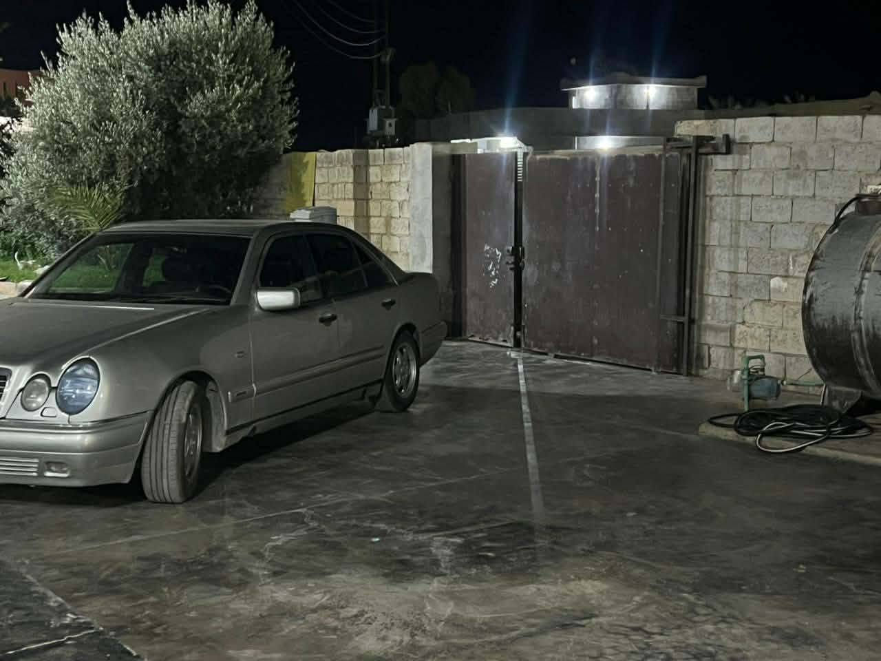 مارسدس ام عيون رقم بغداد مكينه كير مكفولات بدون اي ضربه بيها قطعتين صبغ تبريد ثلج تخم تأير مكانها ديالى *********** سعرها ٧٠ وبيها مجال
