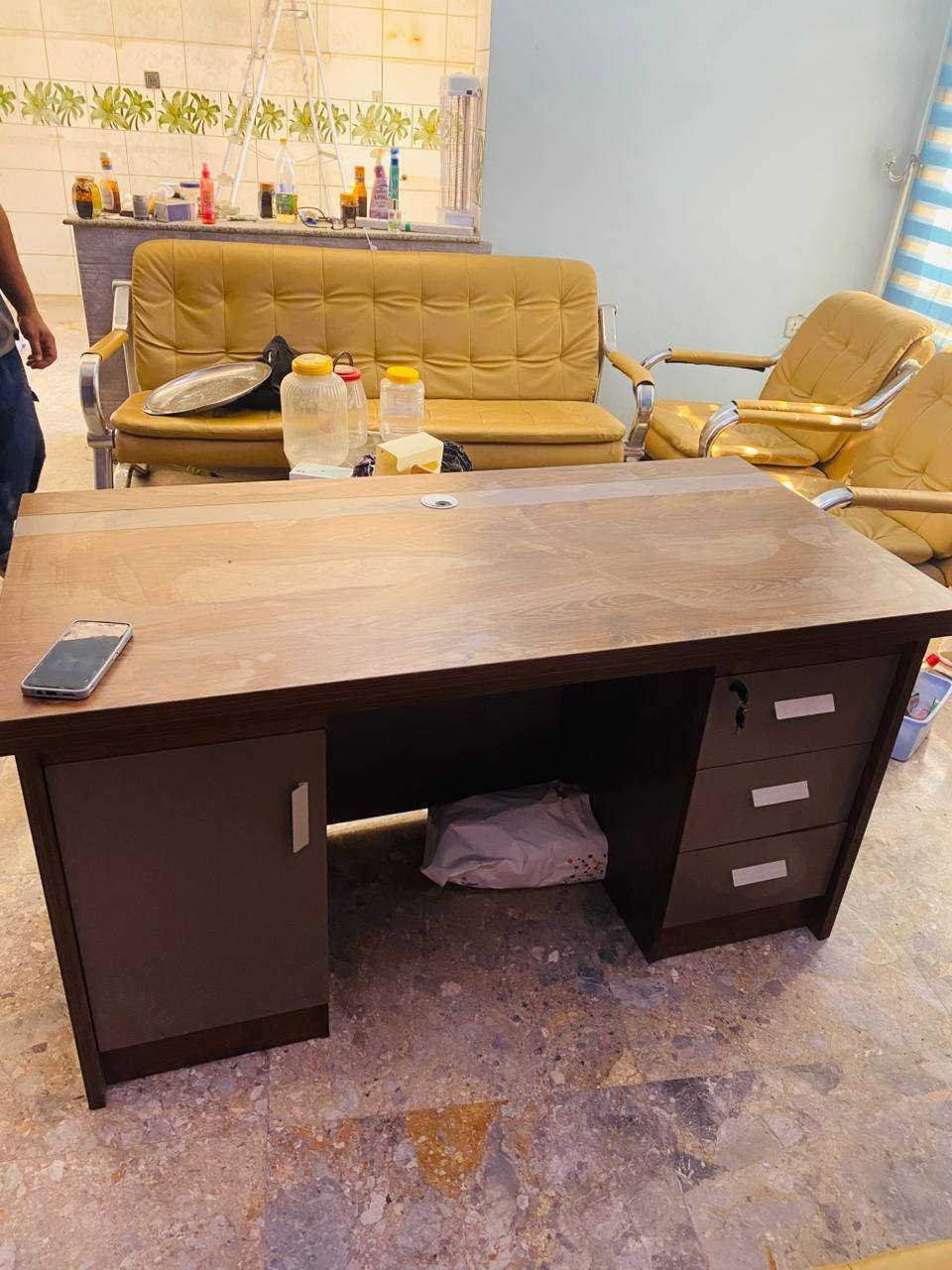 السلام عليكم غراض مستعمله شي قليل البيع كرسي وميز ومقعد جلد يرهم مكتب ومحل وصيدليه ومكتب عقار  ويوجد توصيل مكلف ب النشر الاستفسار الاتصال على الرقم ***********
***********
