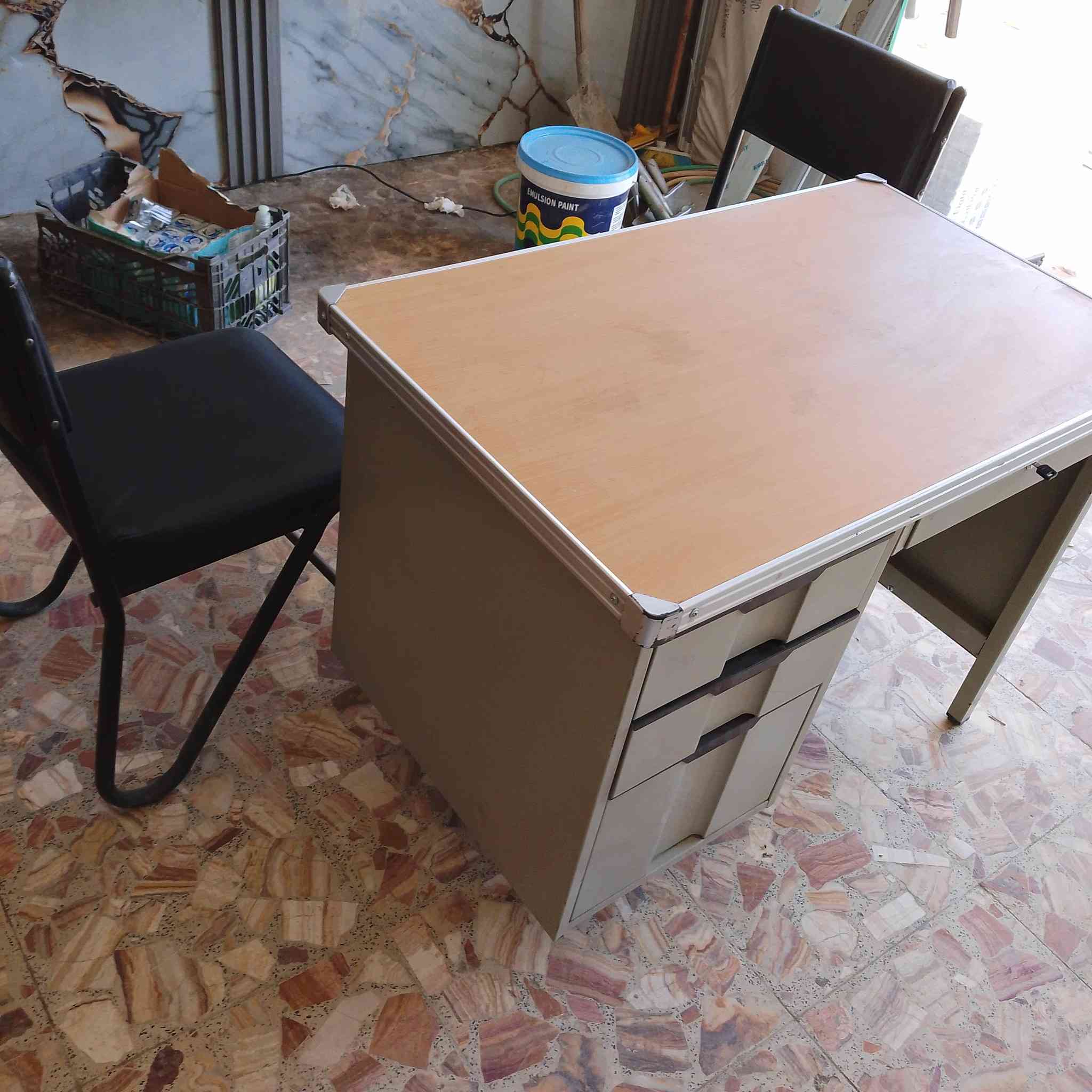 السلام عليكم ميز مكتبي مع كرسيين جلد لنظافه 90% للاستفسار ***********
