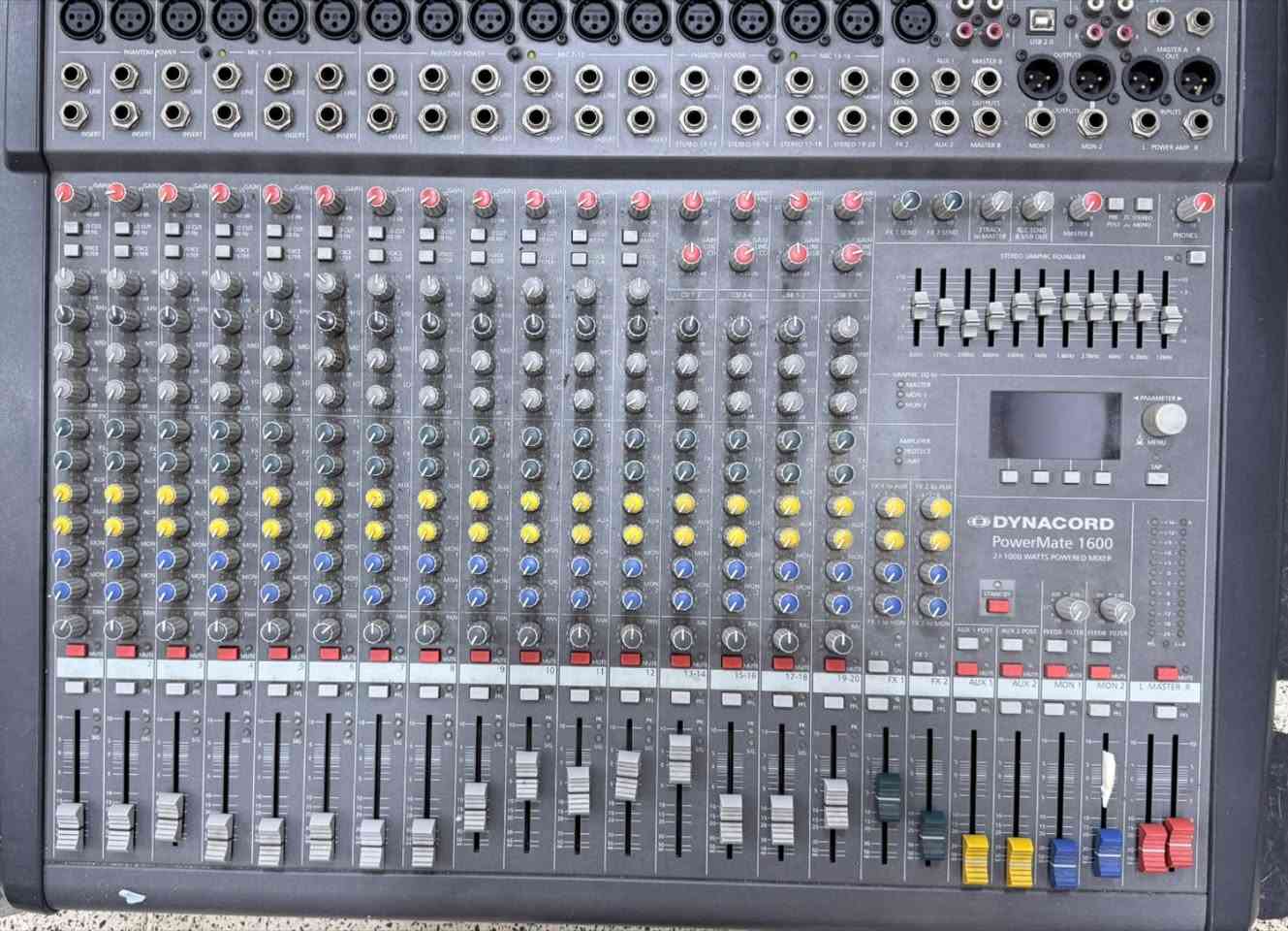 Dynacord PowerMate 1600 )وهو ميكسر صوت احترافي مزود بمضخم صوت داخلي (Powered Mixer).

* حوالي 16 قناة مايكروفون XLR.
* مؤثرات صوتية (Effects) مدمجة.
* Equalizer رسومي.
* مضخم قدرة 2 × 1000 Watts.
* منافذ USB وواجهات تسجيل
الجهاز نظيف واصلي 100% وكله شغال 
للاستفسار 

+964 770 421 6384


**إذا كنت صاحب هذا الإعلان وتريد حذفه لأي سبب، رجاءا أرسل رسالة إلى الدعم الفني**