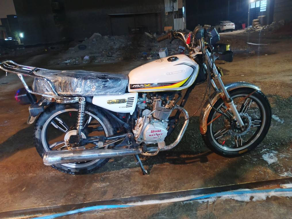 السلام عليكم للبيع ايرانية سافانة 5 كير بصمة  موديل 20 محدثة دراجة متعوب عليها معمرة من صفر تعمير كامل من جاملغ للجاملغ نقصها بس كيج كيلو متر رايدها 650 وبيها مجال حك الجية للطيبين مكينة مفتوحة بس مكفولة من تنقص وتبخير دراجة مال بيت ممشتغله دلفري ابد مكينه ناعمة وكلش حلوة

مكاني بغداد غزالية 
***********
***********
متواجد فيس واتساب بغداد, العراق
