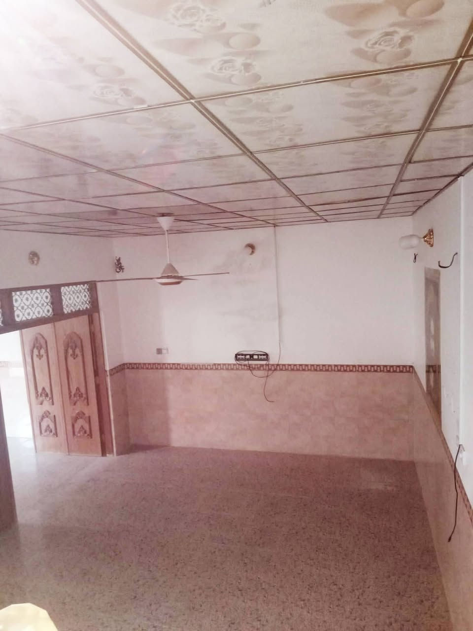 مكلفة بالنشر....
🏠 للإيجار – بيت في شارع المطار القديم قرب حسينية يعسوب الدين
غرفتين + صالة + مطبخ + استقبال
صحيات داخلية وخارجية
أرضيات سيراميك، كاونتر مرمر، مطور ماء، مراوح سقفية، مبردة
موقع ممتاز وقريب من العيادات والخدمات
💰 الإيجار: 250,000 شهرياً
📞 للتواصل: *********** – سيد ضياء
