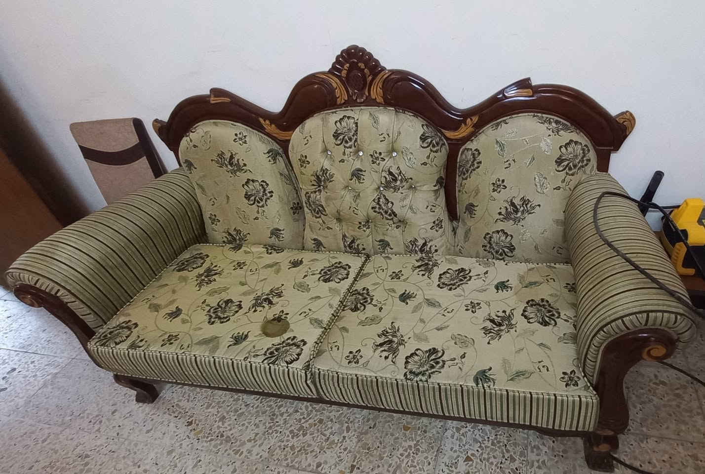 السلام عليكم عندي تخم للبيع ملكي تركي اربع كراسي واثنين قنفات للإستفسار الاتصال ***********

