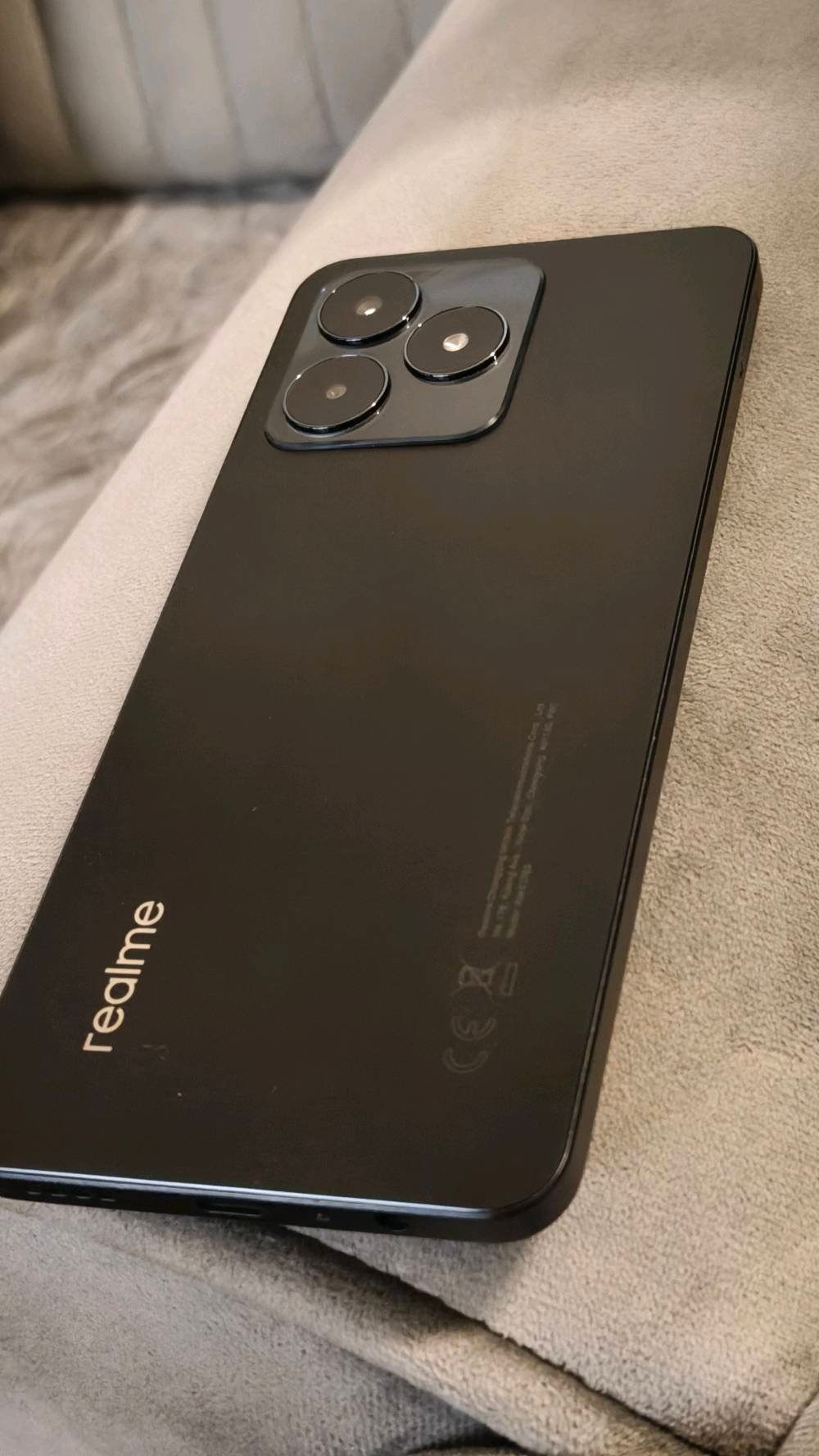 السلام عليكم (أخو الجديد+ماكو كارتون من نقلت الغير مكان تلفت +عندي شاحنة وسماعة ) الجديد سعرة ٢٠٨هيج +سعرة ١٨٠ وبي مجال بس مو مال تكسر بسعر تكلي ١٠٠
اسم الجهاز: realme
الطراز: RMX3760
المعالج: ثماني النواة (MediaTek Helio G88) نظام التشغيل: أندرويد 15 (كما هو موضح في الصورة)، على الرغم من أن الإصدارات الأولية جاءت مع أندرويد 13 ذاكرة الوصول العشوائي (RAM): 8 جيجابايت (قابلة للتوسيع إلى 16 جيجابايت) سعة التخزين الداخلية: 256 جيجابايت الشاشة: شاشة IPS LCD بحجم 6.72 بوصة، بدقة FHD+ (1080 × 2400 بكسل) ومعدل تحديث 90 هرتز الكاميرا الخلفية: مزدوجة بدقة 64 ميجابكسل (رئيسية) + 2 ميجابكسل (للعزل) الكاميرا الأمامية: بدقة 8 ميجابكسل البطارية: سعة 5000 مللي أمبير في الساعة مع دعم الشحن السريع بقوة 33 واط 
الاتصال: يدعم شبكات الجيل الرابع 4G، و Wi-Fi بترددات a/b/g/n/ac، وبلوتوث 5.2 المنافذ: منفذ USB Type-C ومنفذ سماعة رأس 3.5 ملم (مكان الاعظمية)
