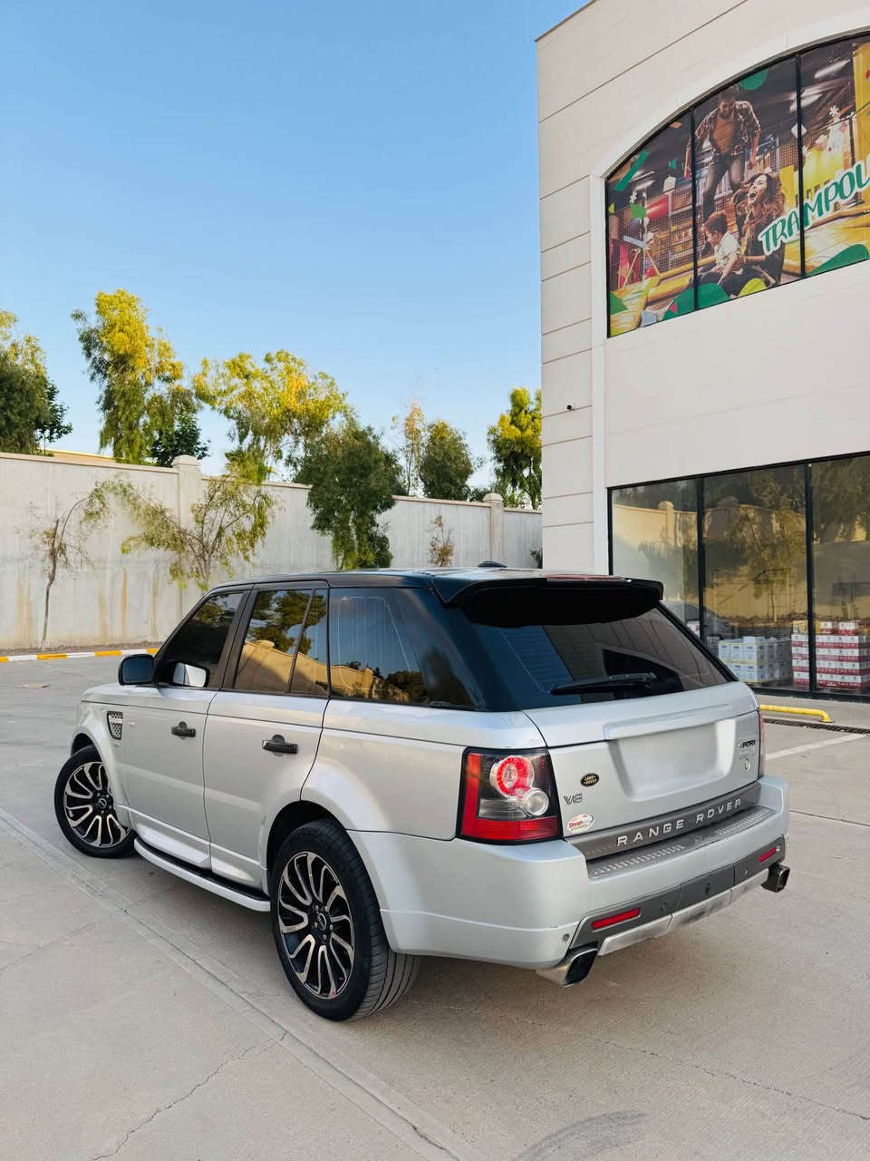 Range Rover sport
دوبەی ساغ ساغ ✅ بدون رقم علوج 
مۆدیل ٢٠٠٩ 
مواسەفات ئۆتۆبایگراف واتا فول فول مواسەفات قەپات 
ناو زەرد دەبڵ گێر تۆماتیک عادی سپۆرت ٥ مۆدی لێخورین چوپ بەرز و نزم تەبرید سارد گەرم سلایت ٤ جام و ئاوێنە ئۆتۆ کوشن جلد کوشن خەزن کارەبای سوکان ڤۆلیۆم تحدید سرعە سەماعەکانی مارکەی هارمان کاردۆن بیلاد ئیم پی فایەر ویل ٢٠ تاخم تایەی لۆک 
گێر و مەکینە و کارەبایەتی هەموی مەزبوتە 
سەیارەکە دوبەیە ساغە سبوغ سەقف و حیزام بەشەرت  دەعمی نیە 
نرخی ٧٢ وەرەقەیە و مەجالێکی کەمی تێدایە گۆرینەوەش دەکەم بە شتێک بە دڵم بێ 
ناونیشان هەولێر 
ژم*********** أربيل, العراق

