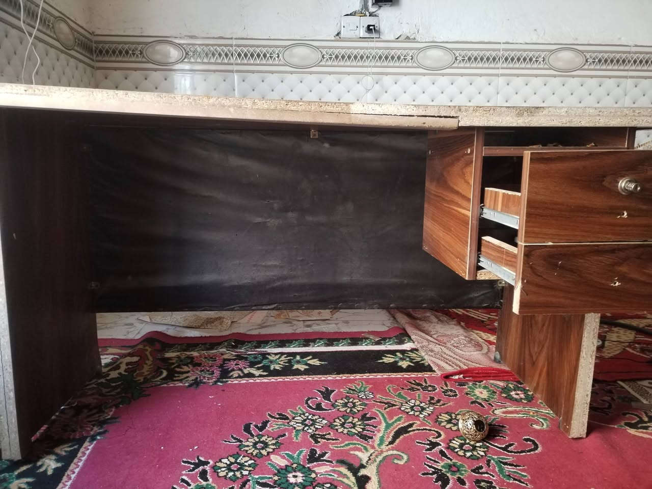 سلام عليكم ميز خشب لبييع طول متر ونص عرض متره  السعر 75 للاتصال ***********
