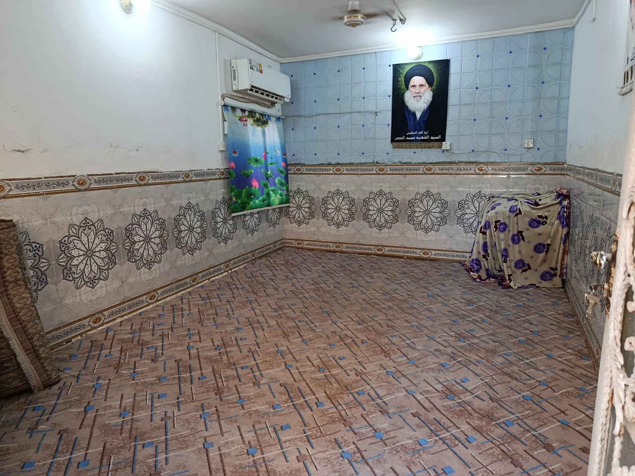 بيت للبيع100 دولان متر ونص العرض خلف مركز حي للوحده بشارعين
استقبال و غرفه وصاله ومطبخ وصيحيات وطارمه منور دخلي 
بيع او مراوس 
***********
