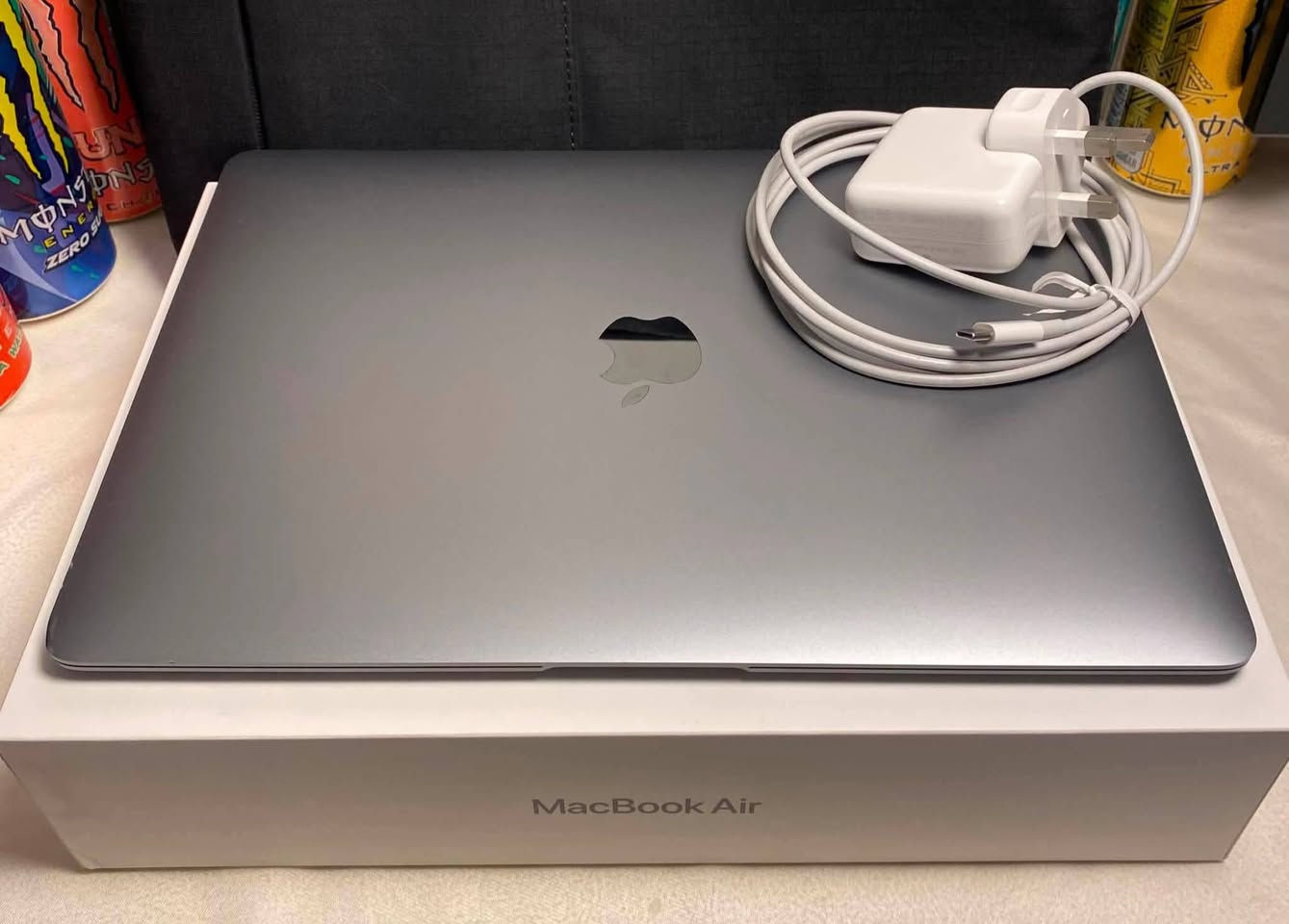 ماك بوك اير      MacBook air M1

Ram 8
SSD 256

صحة البطارية 97
عدد دورات الشحن 76

الجهاز مع الكارتون والشاحن الاصلي ..

كڤر حماية مع الجهاز ......

الجهاز بحالة جيدة جدا....

 فيه طخة صغيرة وماماثرة على شكلو الجمالي اووكفاءة الجهاز.. موجودة في الصور وموضحة بشكل جيد ....

السعر 875 الف مع التوصيل ..


**إذا كنت صاحب هذا الإعلان وتريد حذفه لأي سبب، رجاءا أرسل رسالة إلى الدعم الفني**