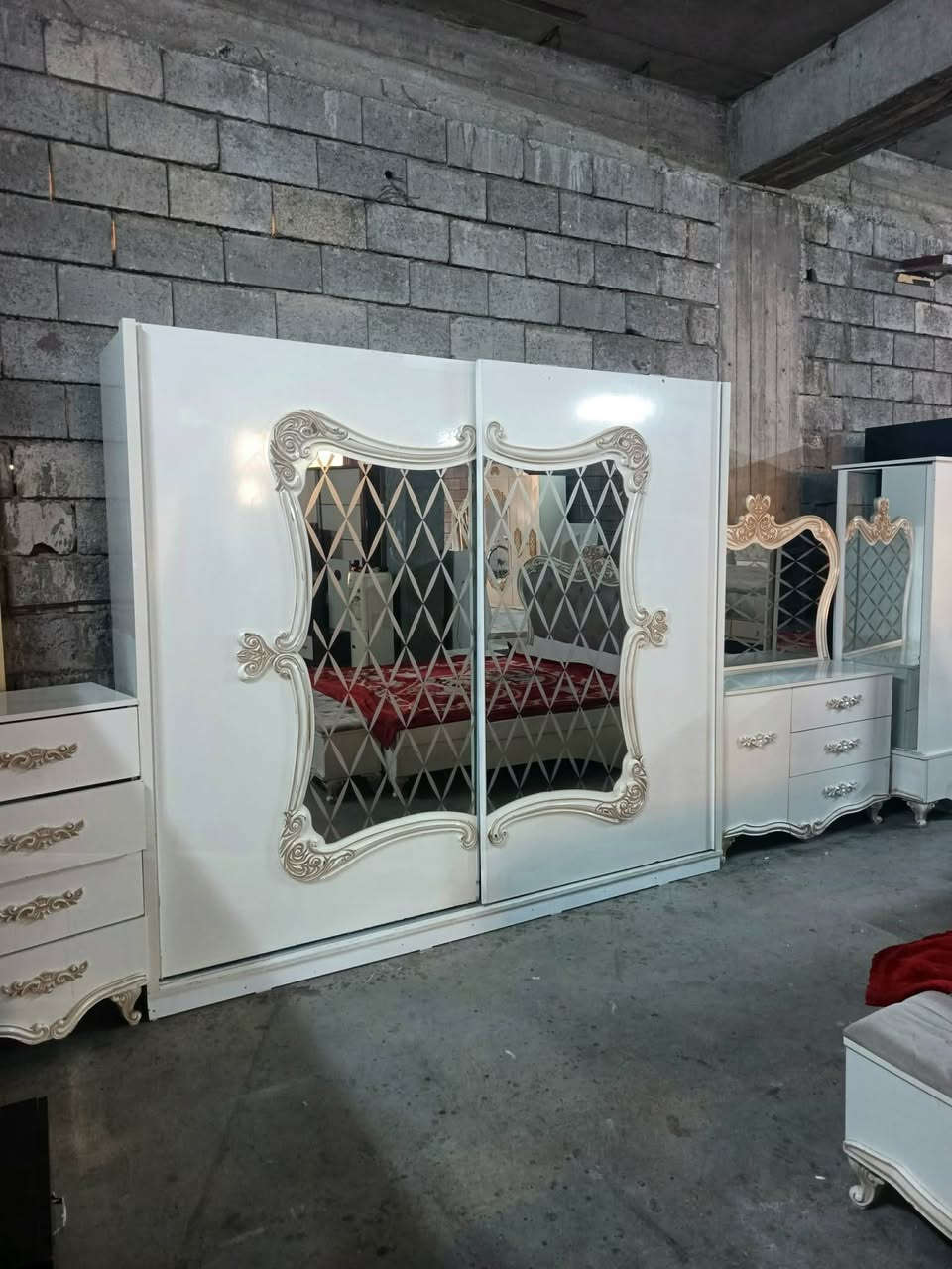 غرفه نوم للبيع كلش نظيف 9 قطع ملكي سعر 450 الف سارعو بل حجز عنوان كركوك ***********
