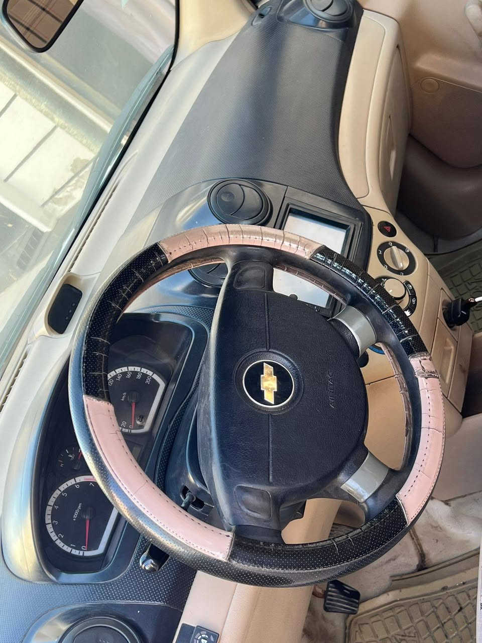 السلام عليكم ورحمه الله وبركاته من رخصة مدير الگروب المحترم للبيع شوفرليت اڤيو موديل 2011 شركة العامة مواصفات عاديه گير عادي گير ومحرك خير من الله جاهزه حداديه ومشط ستيرن جديدة  قبل يومين بدلته السيارة مشدود عليها منظومة غاز سنويه وهزه جديدة قبل خمس ايام حولتها رقم انگليزي رقمها واسط ( 29 ) السعر 60 وبيها مجال حگ الجية 
رقم الهاتف ,/ ***********
