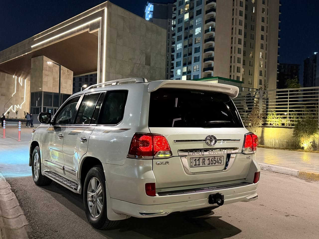 لاندكروز موديل2013 بريم اصل مكفوله رقم بغداد بسمي  ماشيه125الف مكان السياره بغداد***********سعر355
