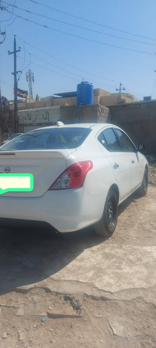 نيسان صني هندي ام البليته
موديل 25 السياره كفاله عامه 
ماشيه 15 زيرو بعده السياره 
شاشه لكزز شباك ابو نحله يصيحوله 
وباقي مواصفات النيسان المعروفه 
بيه طخه كلش زغيره باب العبري وظاله نفسه 
انا مكلف بالنشر 
رقم صاحب السياره ***********

