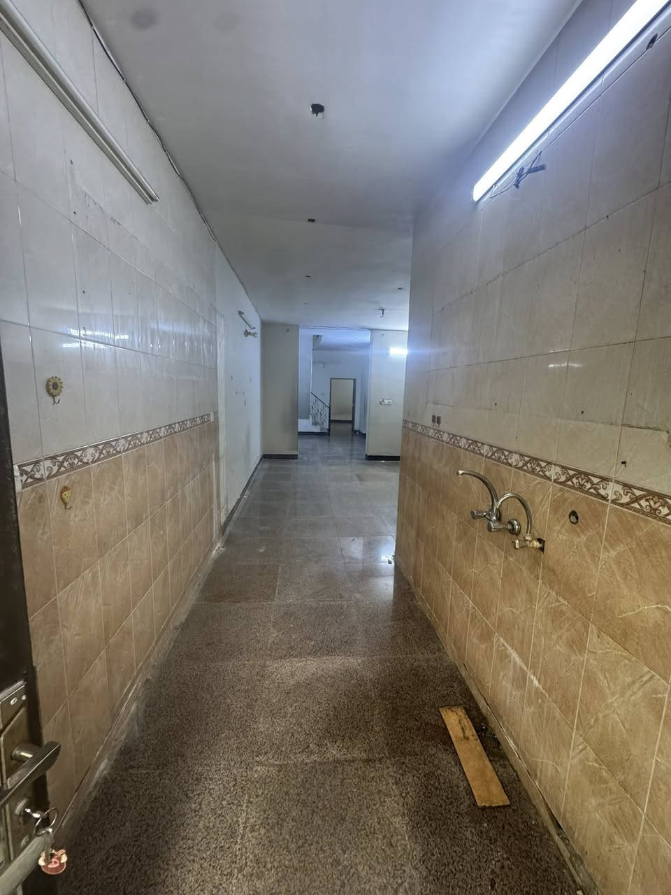 #للايجار__________في__________السيدية
بيت ١٥٠ متر كلاسك يحتوي على ٤ غرف 

نوم صالة مطبخ وخدمات عدد ٣

مربع جدا راقي منطقة هادئة

 يسلم مصبوغ و جاهز

للاستفسار اكثر الأتصال على الرقم 

***********

او زيارة المكتب الكائن في منطقة السيدية 

شارع جامع الاقصى مقابل لحوم جويلي

مكتب المصطفى للأستثمار و التطوير العقاري
